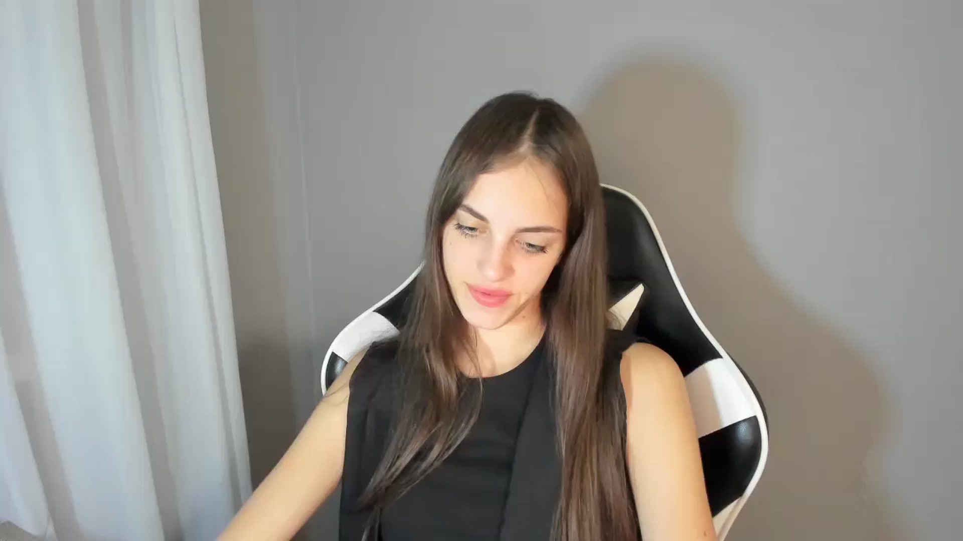 Gallery image thumbnail from Dashamoxy's myfreecams stream on, 08/12/2025, 18:49 image 4 of 20