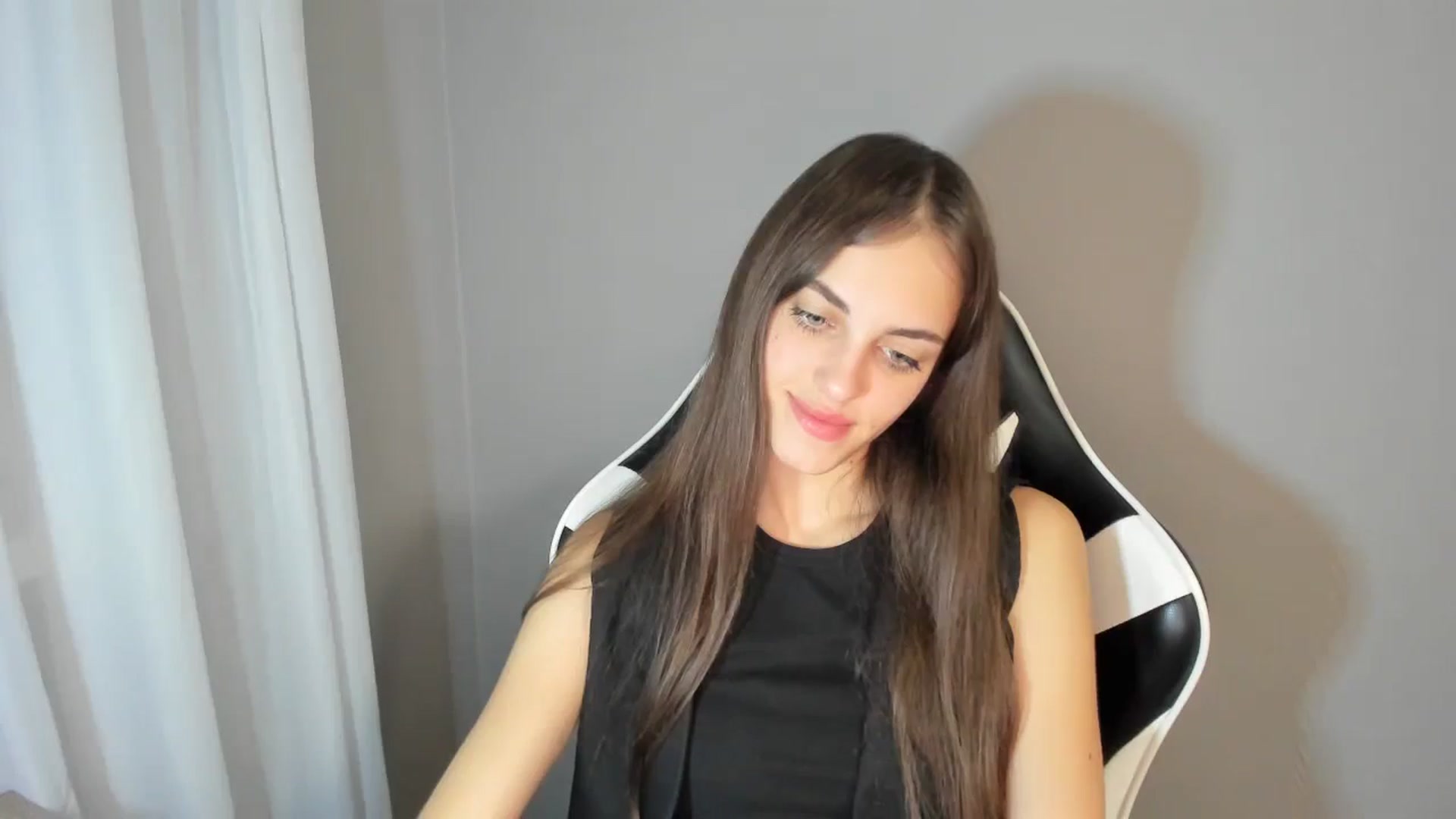Gallery image thumbnail from Dashamoxy's myfreecams stream on, 08/12/2025, 18:49 image 16 of 20