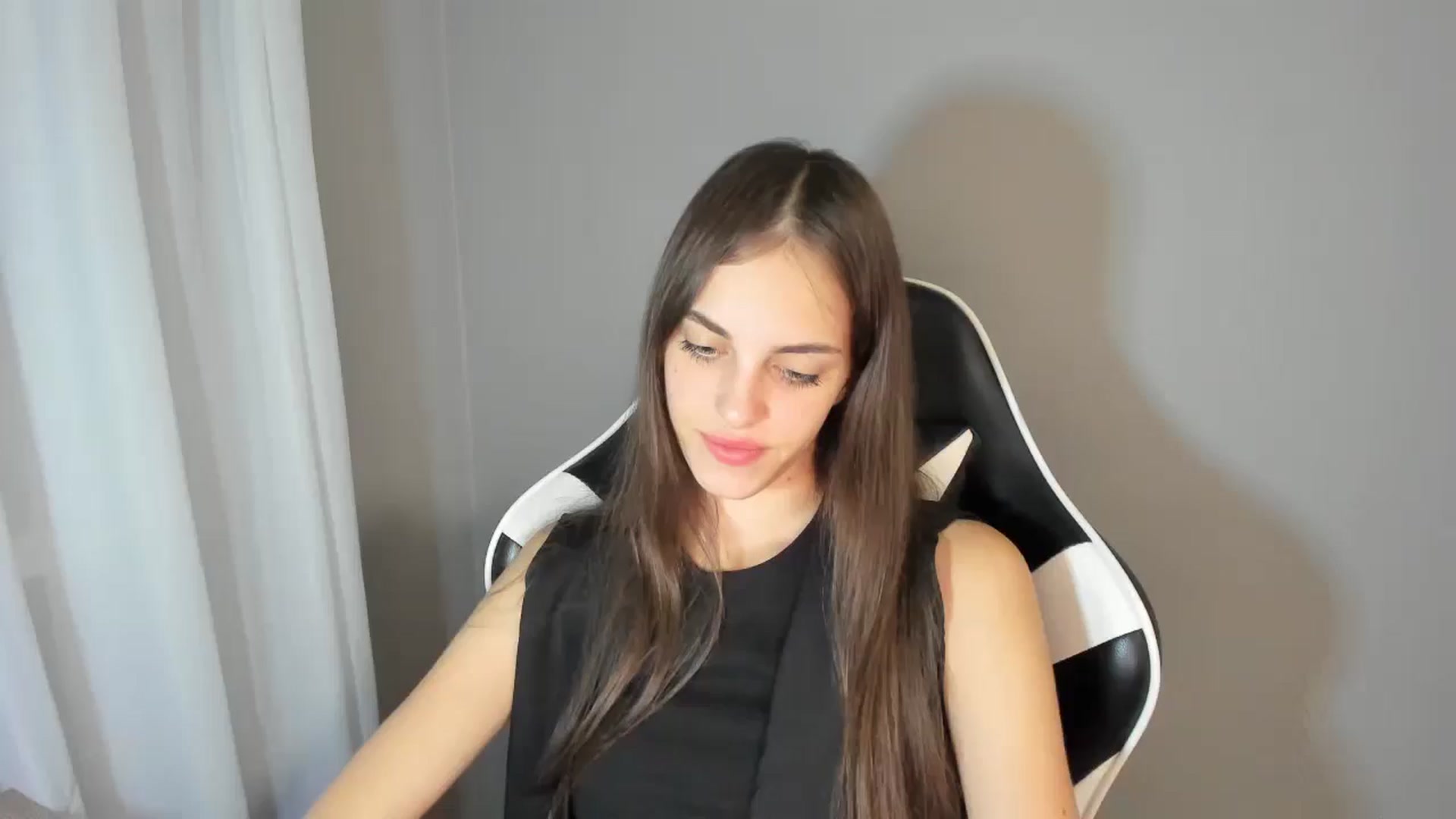 Gallery image thumbnail from Dashamoxy's myfreecams stream on, 08/12/2025, 18:49 image 5 of 20