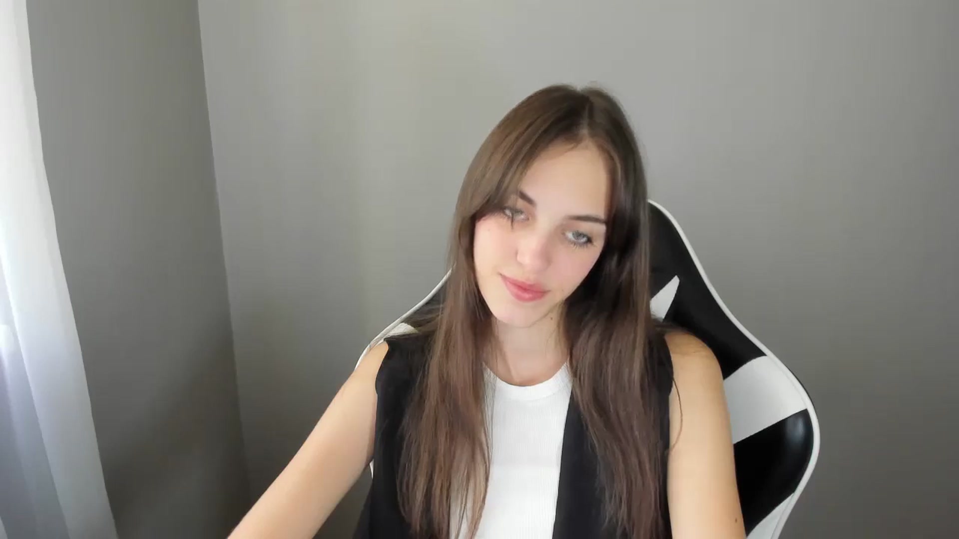 Gallery image thumbnail from Dashamoxy's myfreecams stream on, 08/21/2025, 10:55 image 15 of 20