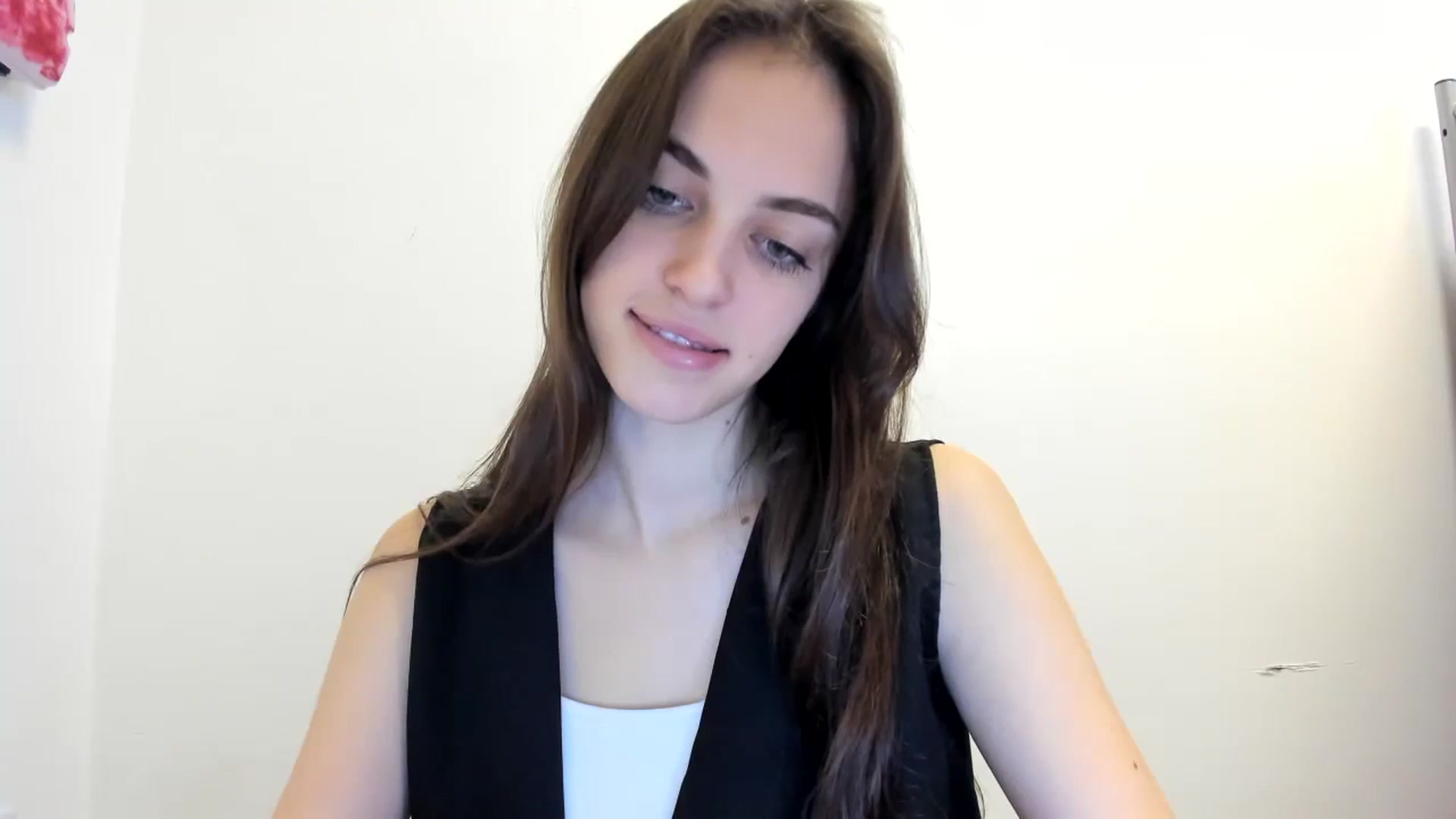 Gallery image thumbnail from Dashamoxy's myfreecams stream on, 12/14/2025, 13:32 image 3 of 20