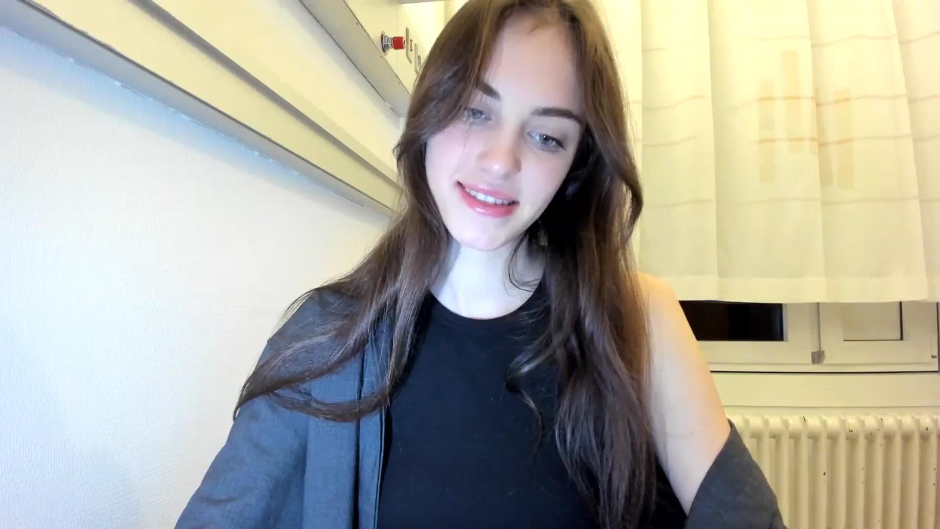 Gallery image thumbnail from Dashamoxy's myfreecams stream on, 12/18/2025, 19:02 image 12 of 20