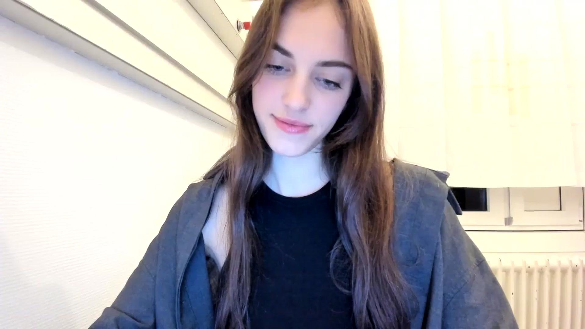 Gallery image thumbnail from Dashamoxy's myfreecams stream on, 12/18/2025, 19:02 image 17 of 20
