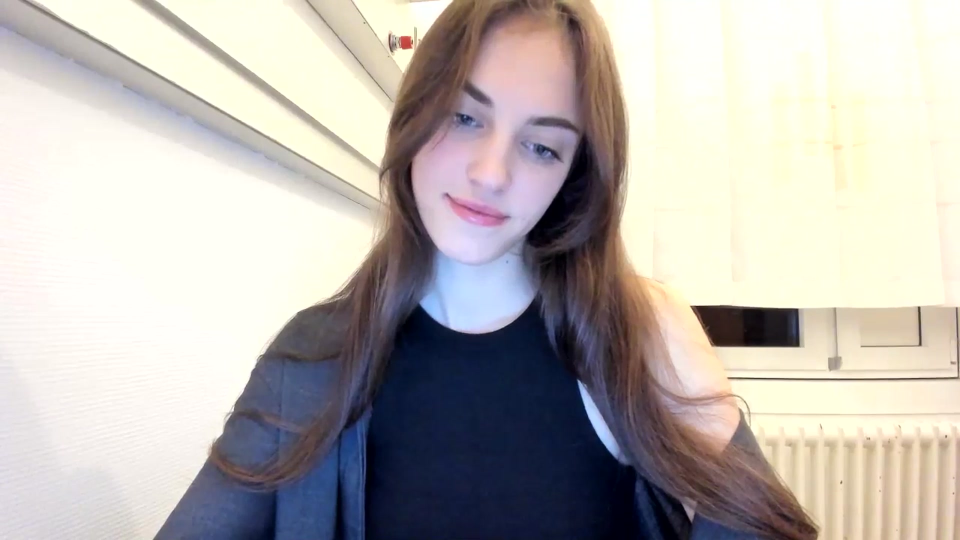 Gallery image thumbnail from Dashamoxy's myfreecams stream on, 12/18/2025, 19:02 image 16 of 20
