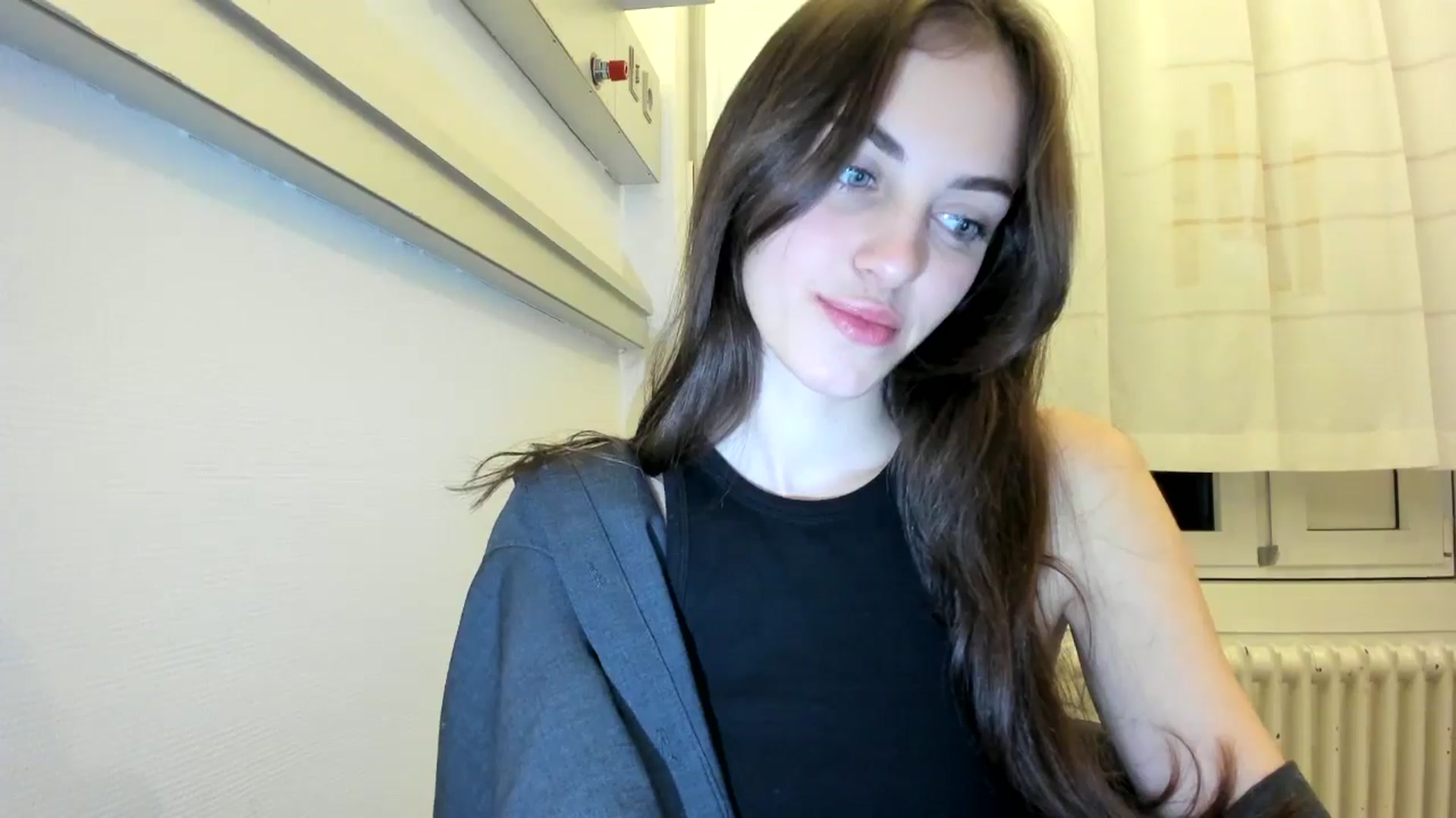 Gallery image thumbnail from Dashamoxy's myfreecams stream on, 12/18/2025, 19:44 image 13 of 20