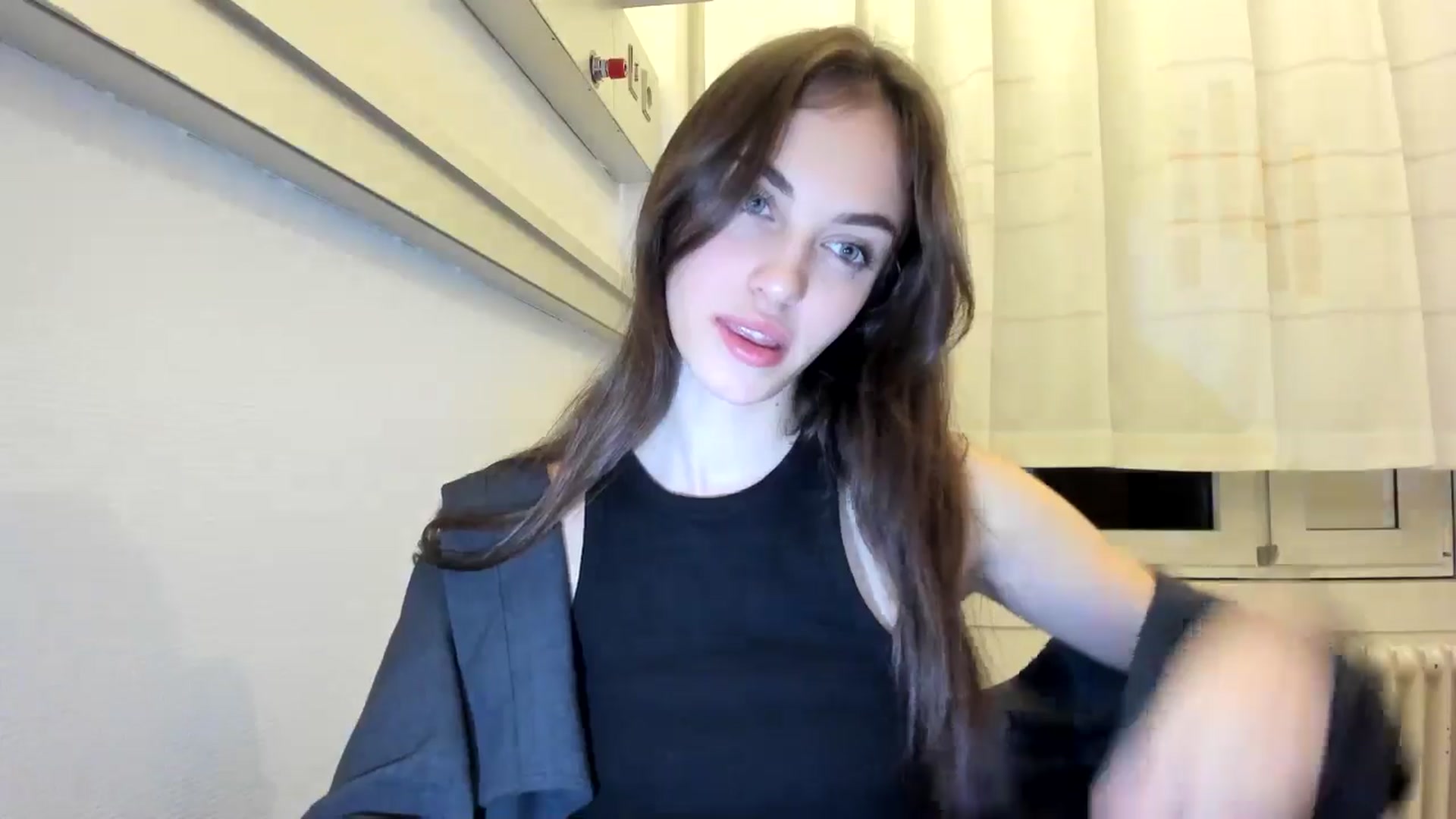 Gallery image thumbnail from Dashamoxy's myfreecams stream on, 12/18/2025, 19:44 image 15 of 20