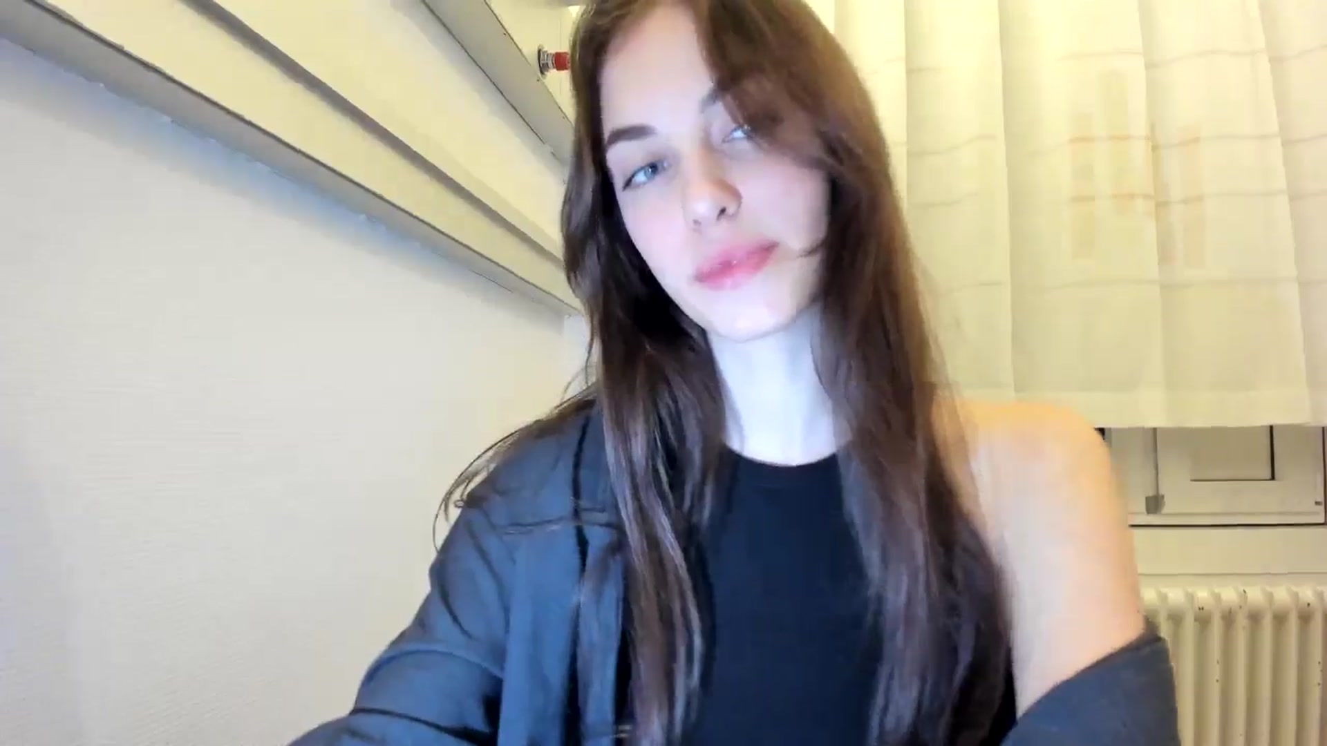 Gallery image thumbnail from Dashamoxy's myfreecams stream on, 12/18/2025, 19:44 image 17 of 20