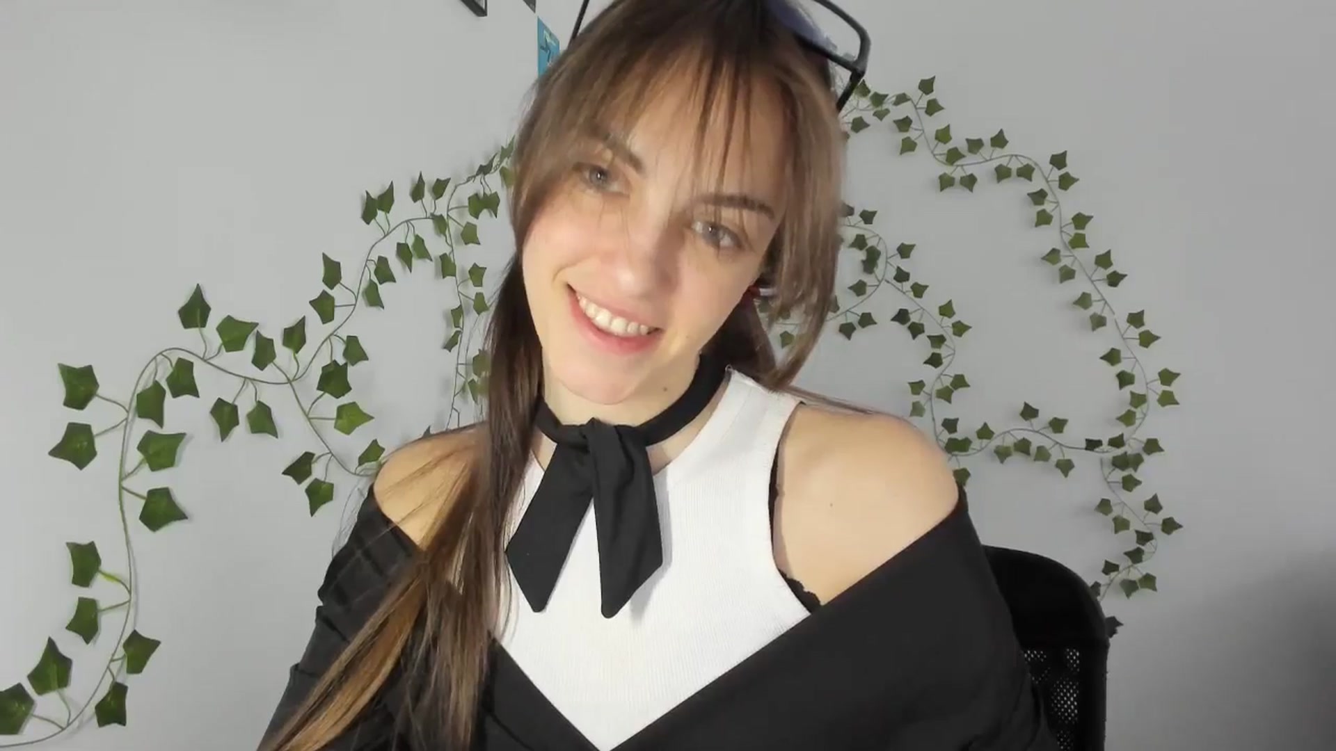 Gallery image thumbnail from Dashamoxy's myfreecams stream on, 04/15/2026, 14:52 image 15 of 20