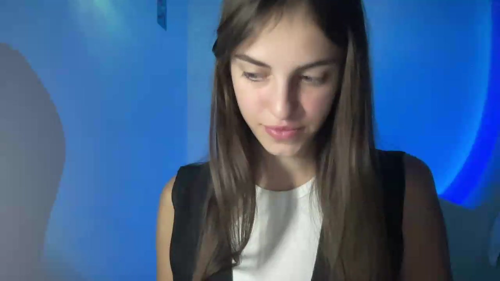 Gallery image thumbnail from Dashamoxy's myfreecams stream on, 08/13/2026, 18:27 image 17 of 20