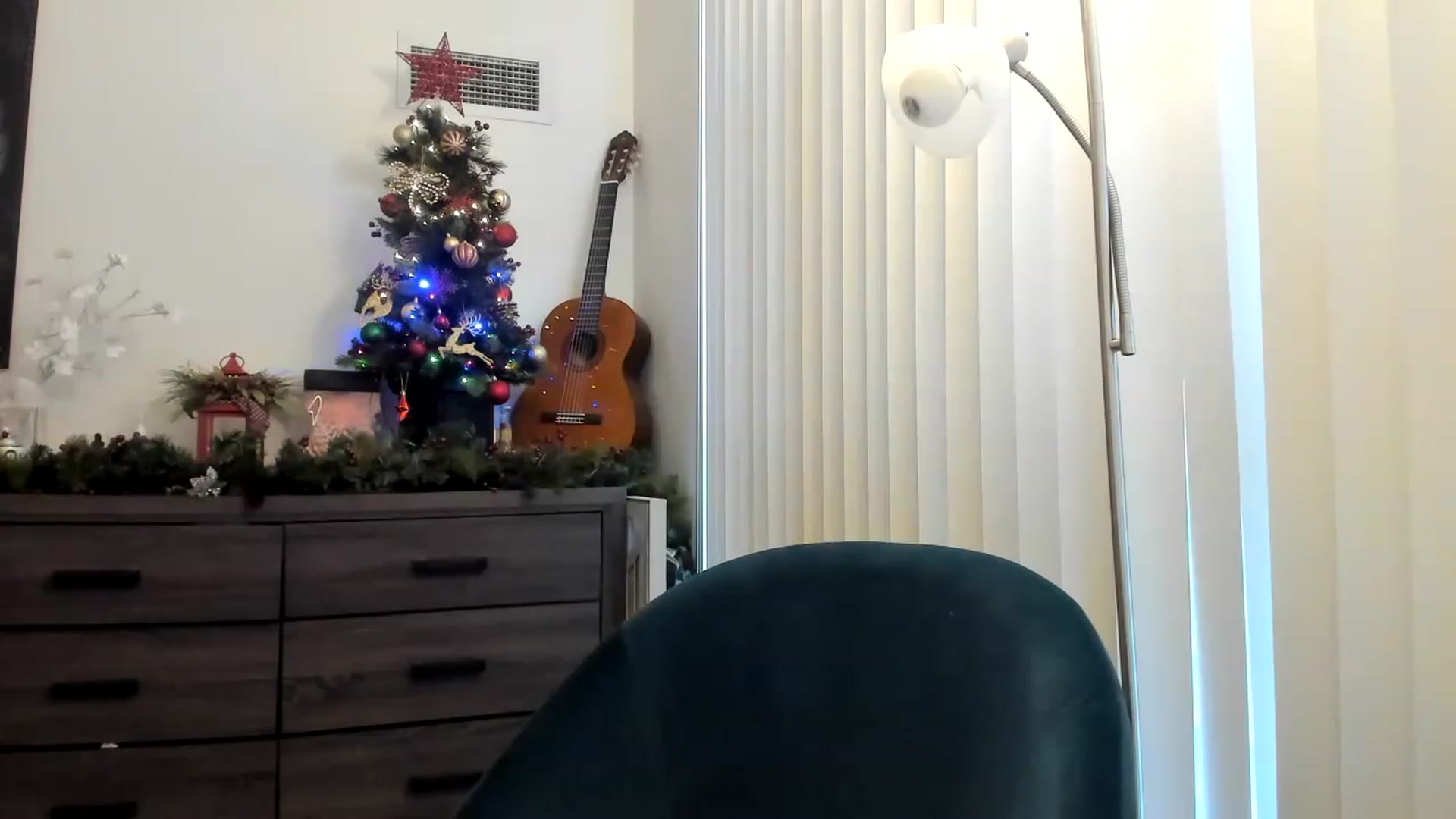 Gallery image thumbnail from DavinaClairee's myfreecams stream on, 01/01/2023, 16:34 image 17 of 20
