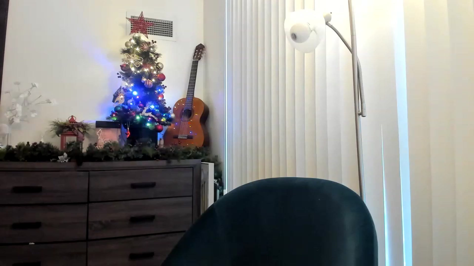 Gallery image thumbnail from DavinaClairee's myfreecams stream on, 01/01/2023, 16:34 image 8 of 20