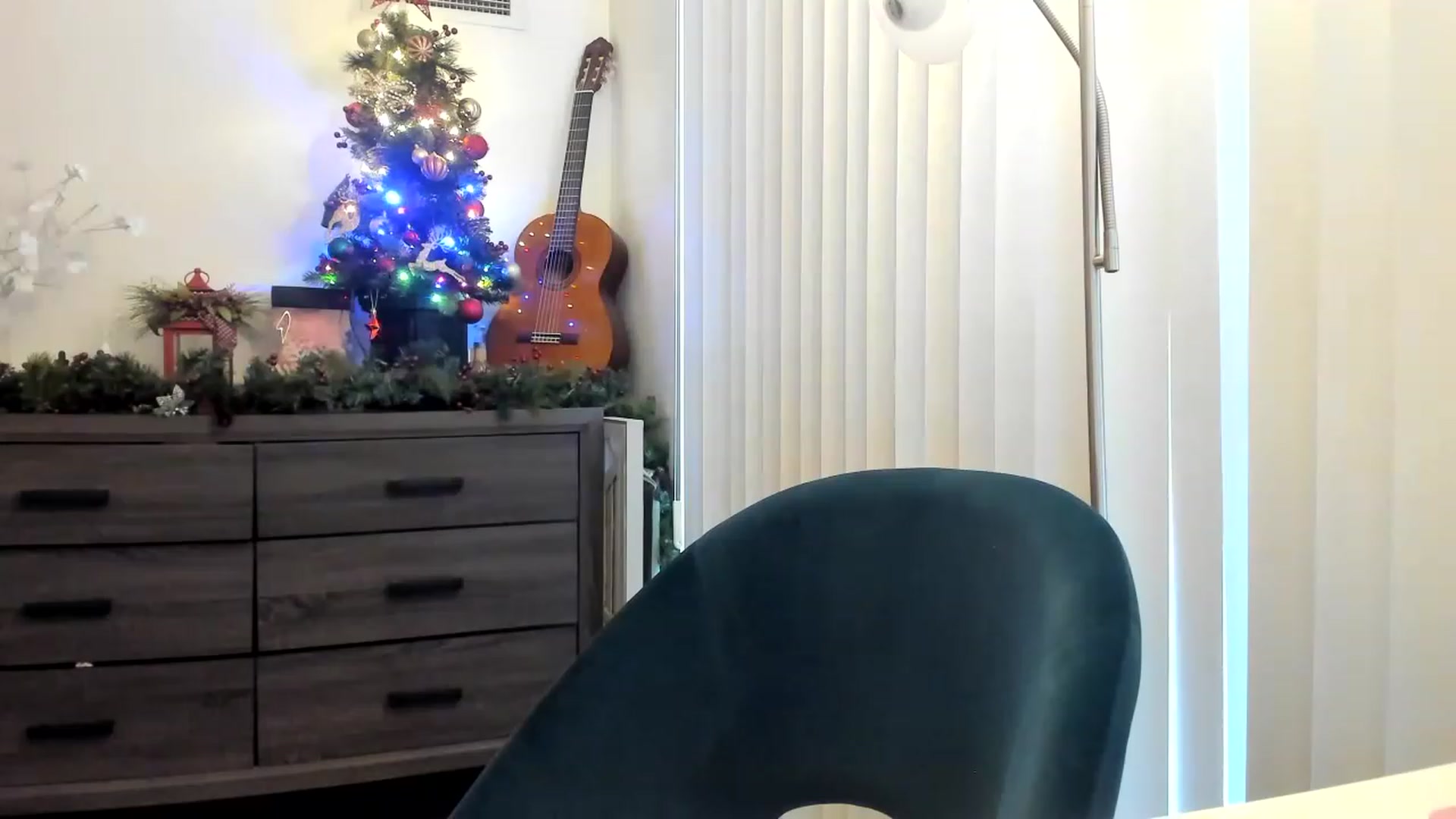 Gallery image thumbnail from DavinaClairee's myfreecams stream on, 01/01/2023, 18:16 image 9 of 20