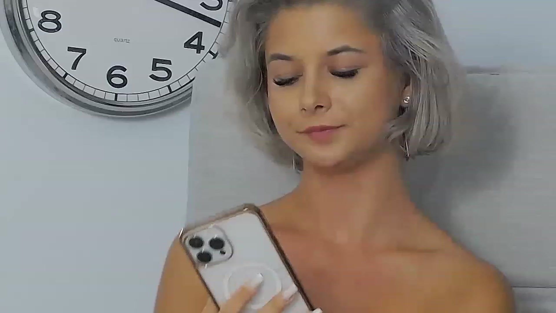 Gallery image thumbnail from DavinaDevine1's myfreecams stream on, 06/27/2023, 24:33 image 19 of 20
