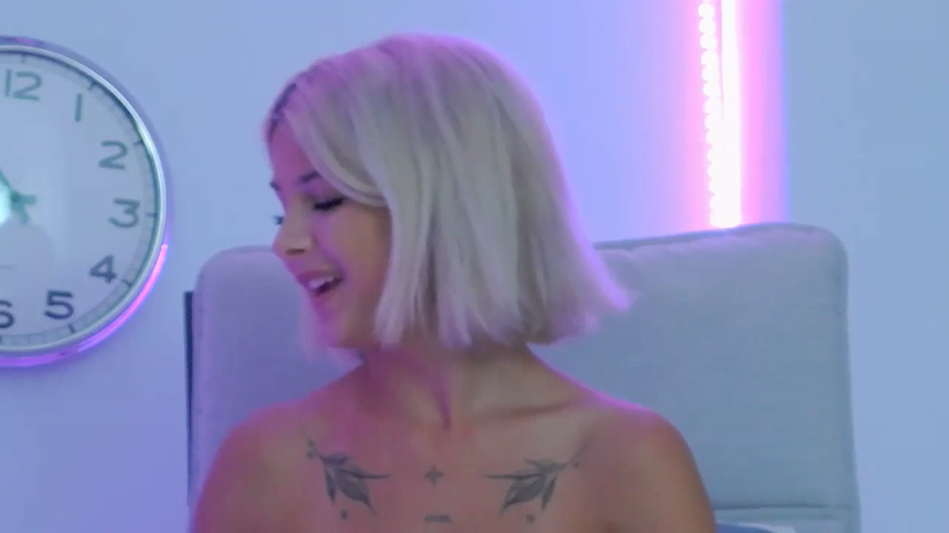 Gallery image thumbnail from DavinaDevine1's myfreecams stream on, 08/16/2023, 24:23 image 19 of 20