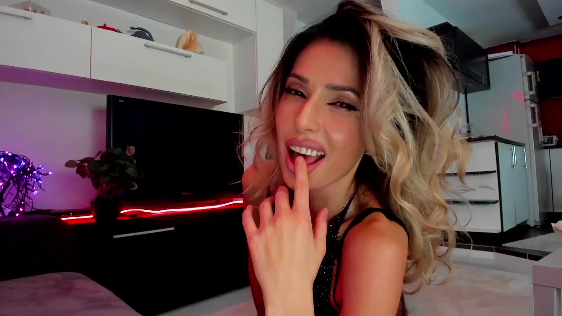 Gallery image thumbnail from DayDreamer's myfreecams stream on, 03/09/2024, 01:30 image 1 of 20