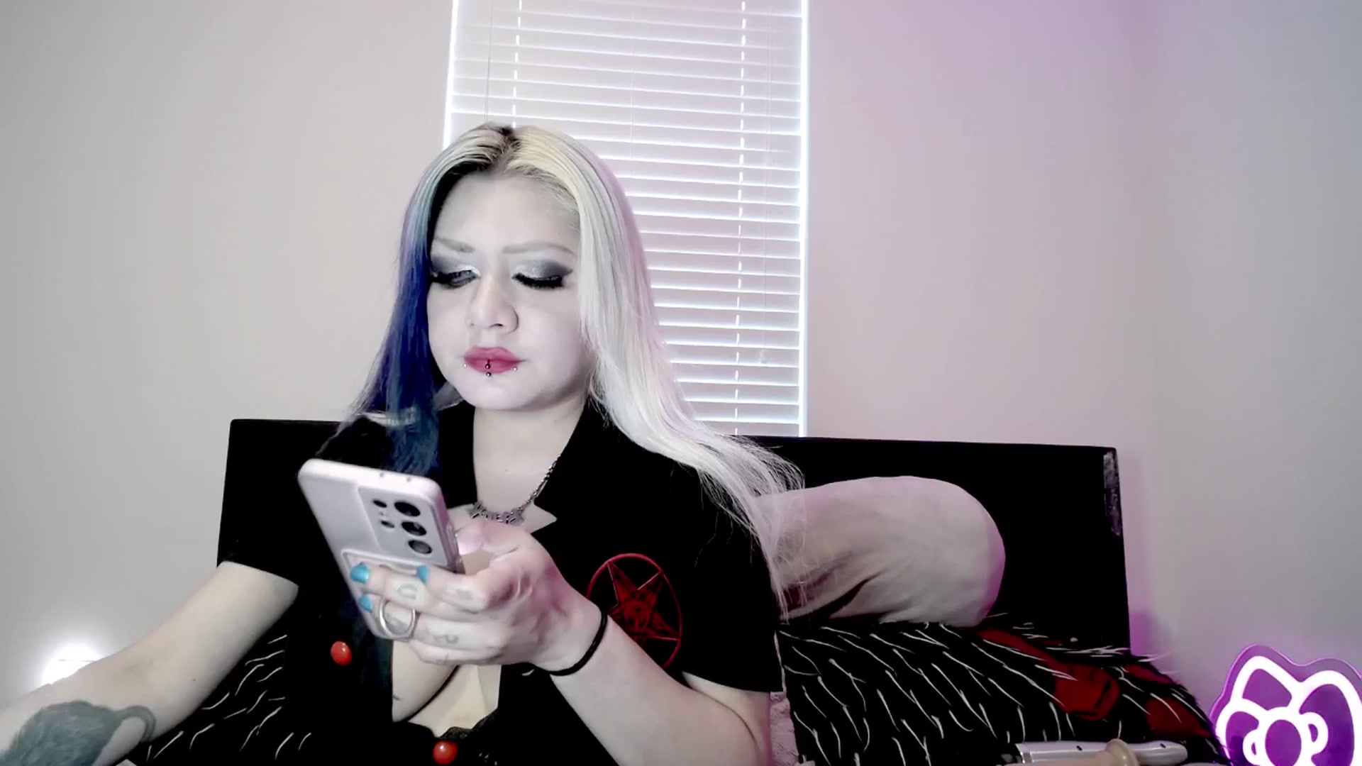 Gallery image thumbnail from DeVille's myfreecams stream on, 11/03/2025, 15:19 image 17 of 20