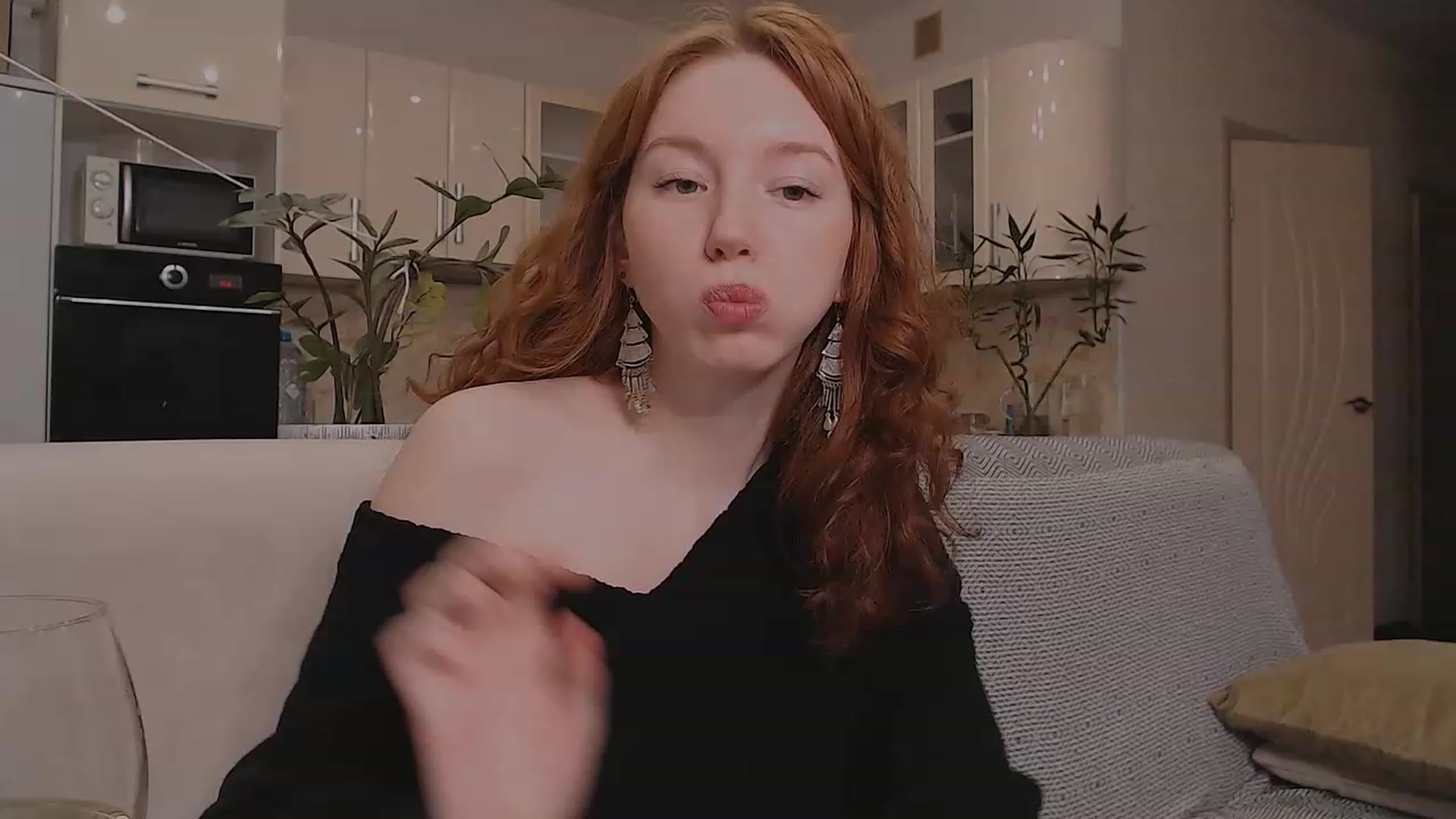 Gallery image thumbnail from DearSylvia's myfreecams stream on, 12/04/2022, 15:45 image 3 of 20