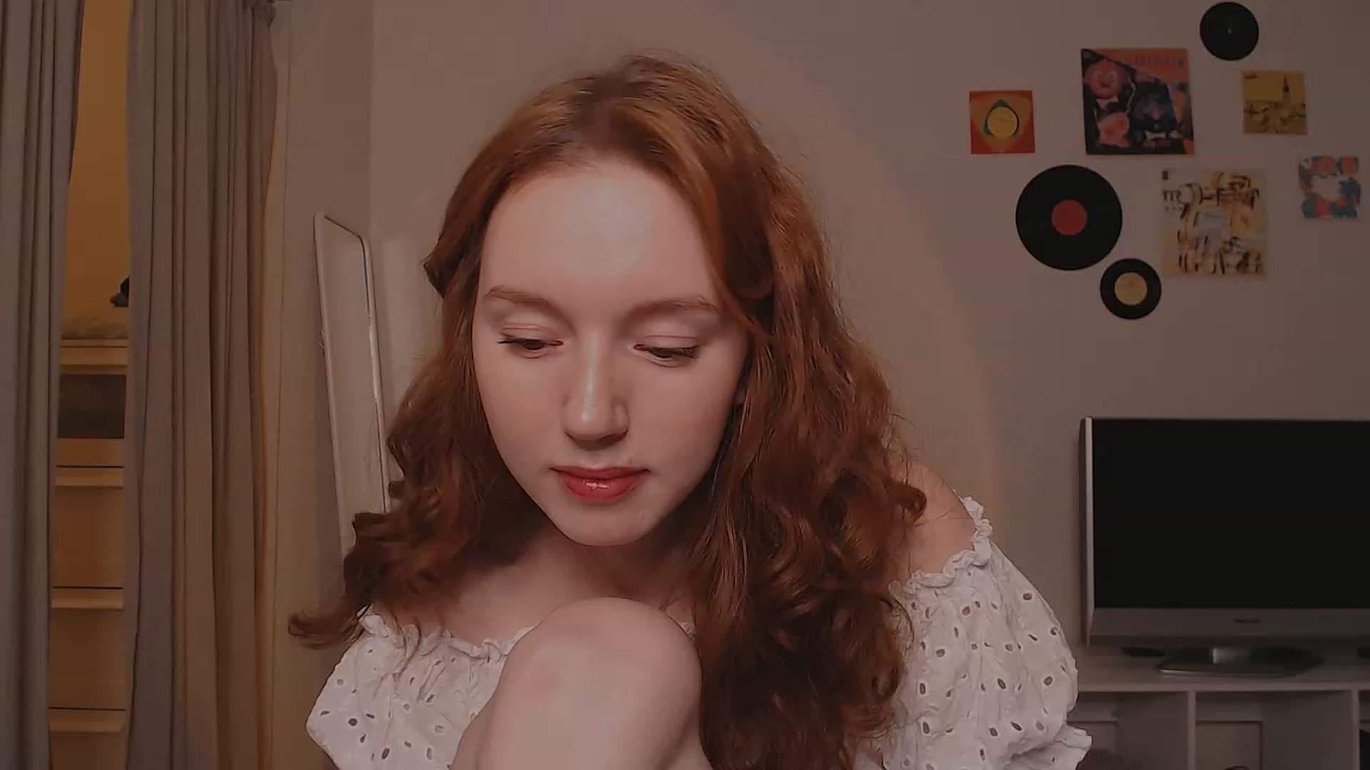 Gallery image thumbnail from DearSylvia's myfreecams stream on, 12/16/2022, 17:59 image 6 of 20