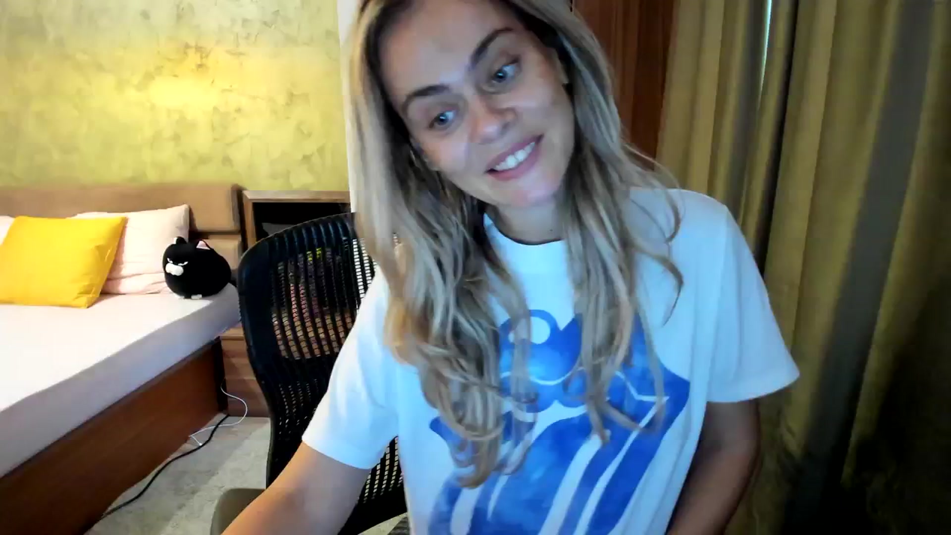 Gallery image thumbnail from DebbyPaige's myfreecams stream on, 09/16/2023, 10:18 image 6 of 20