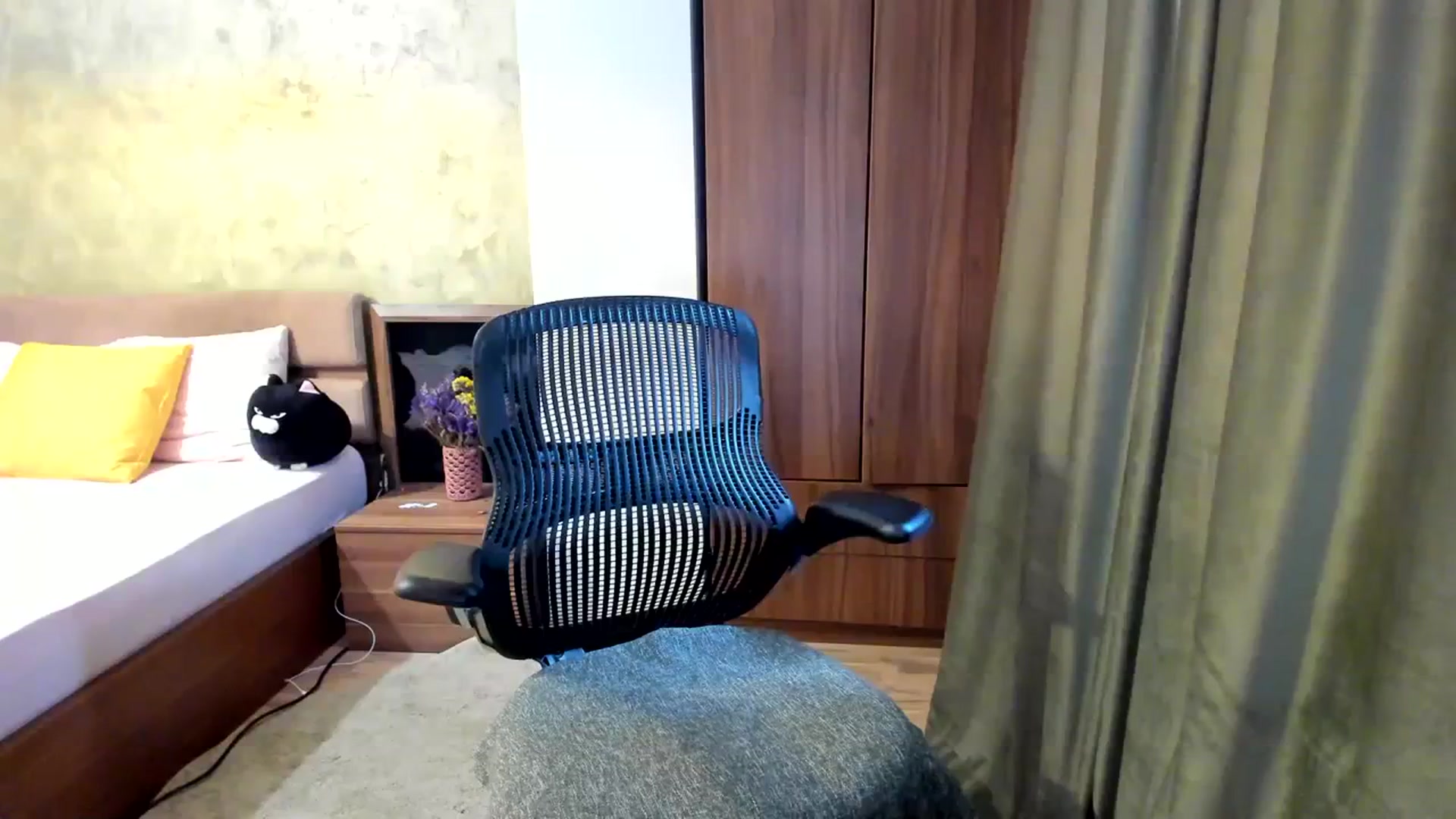 Gallery image thumbnail from DebbyPaige's myfreecams stream on, 09/16/2023, 10:18 image 12 of 20