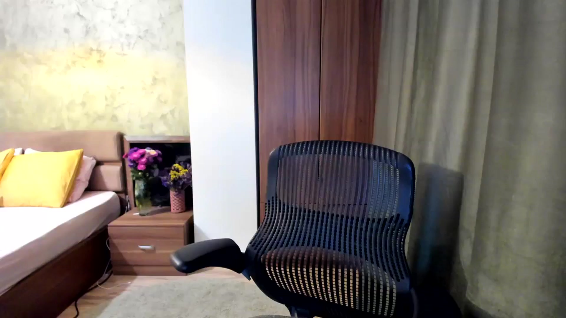 Gallery image thumbnail from DebbyPaige's myfreecams stream on, 09/18/2023, 11:36 image 7 of 20