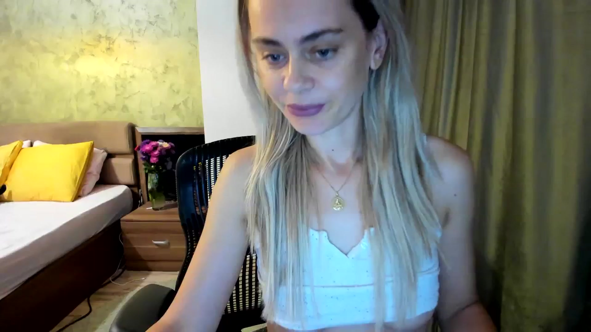 Gallery image thumbnail from DebbyPaige's myfreecams stream on, 09/18/2023, 11:36 image 16 of 20