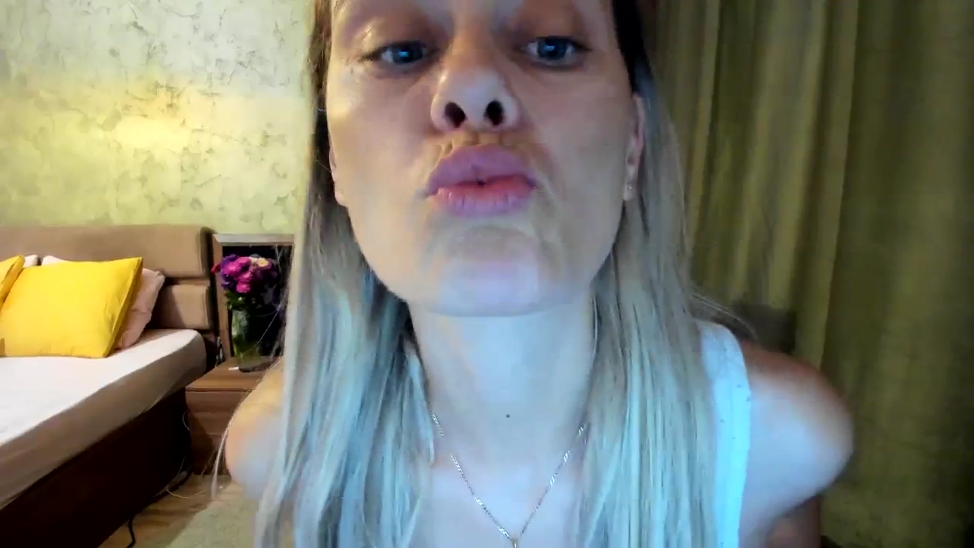 Gallery image thumbnail from DebbyPaige's myfreecams stream on, 09/18/2023, 11:36 image 4 of 20