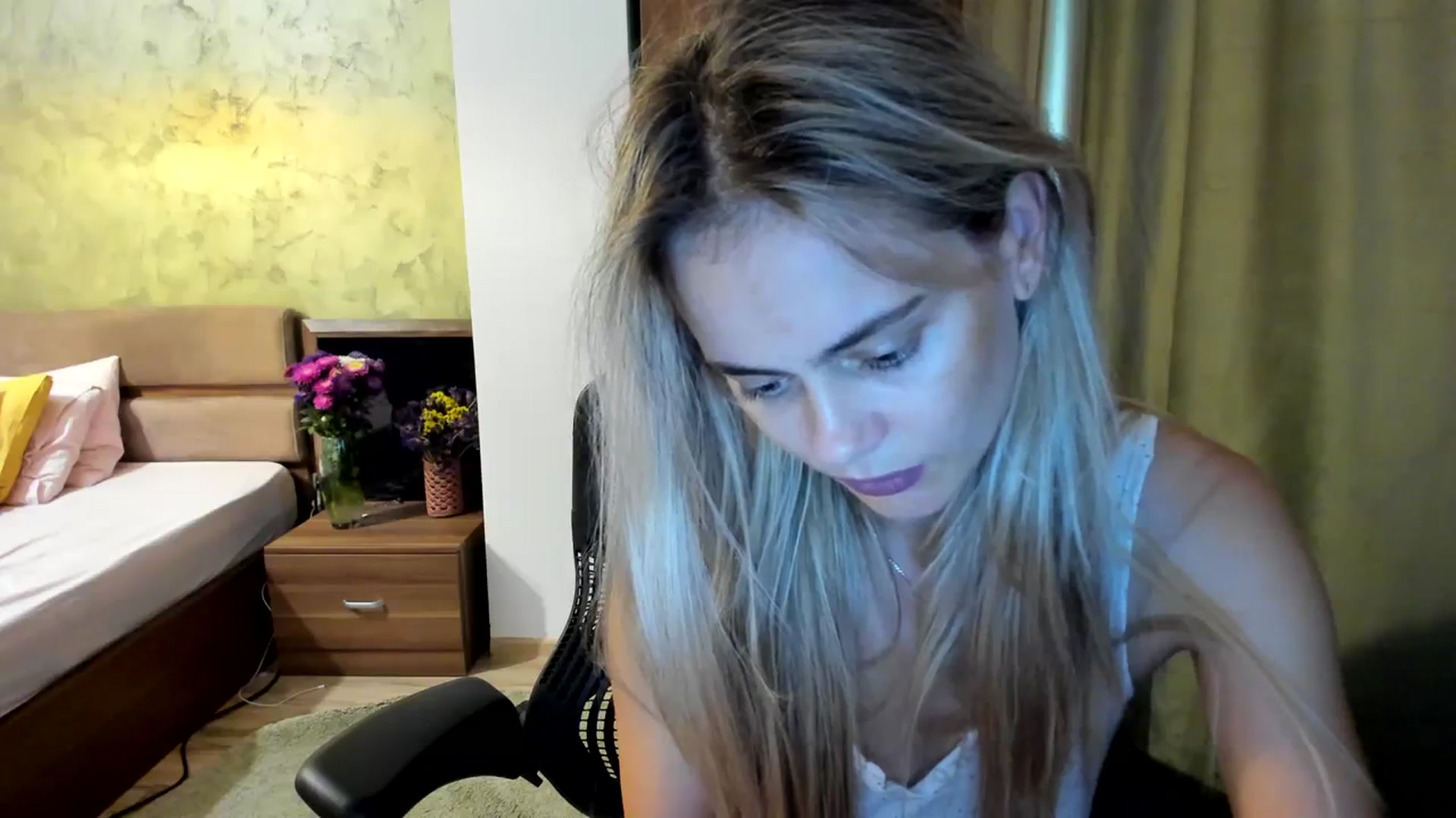 Gallery image thumbnail from DebbyPaige's myfreecams stream on, 09/18/2023, 13:47 image 12 of 20
