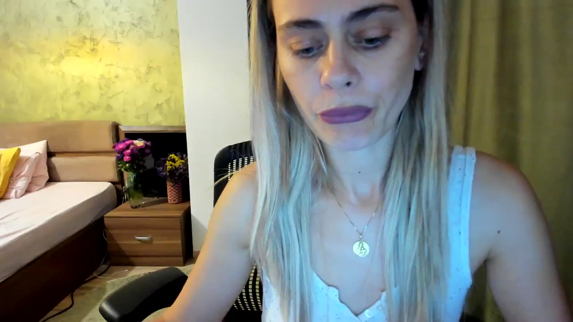 Gallery image thumbnail from DebbyPaige's myfreecams stream on, 09/18/2023, 13:47 image 2 of 20