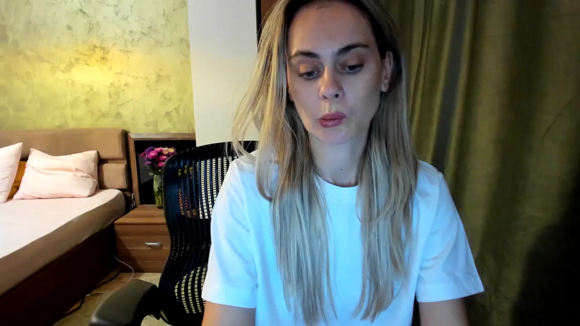 Gallery image thumbnail from DebbyPaige's myfreecams stream on, 09/20/2023, 06:48 image 15 of 20