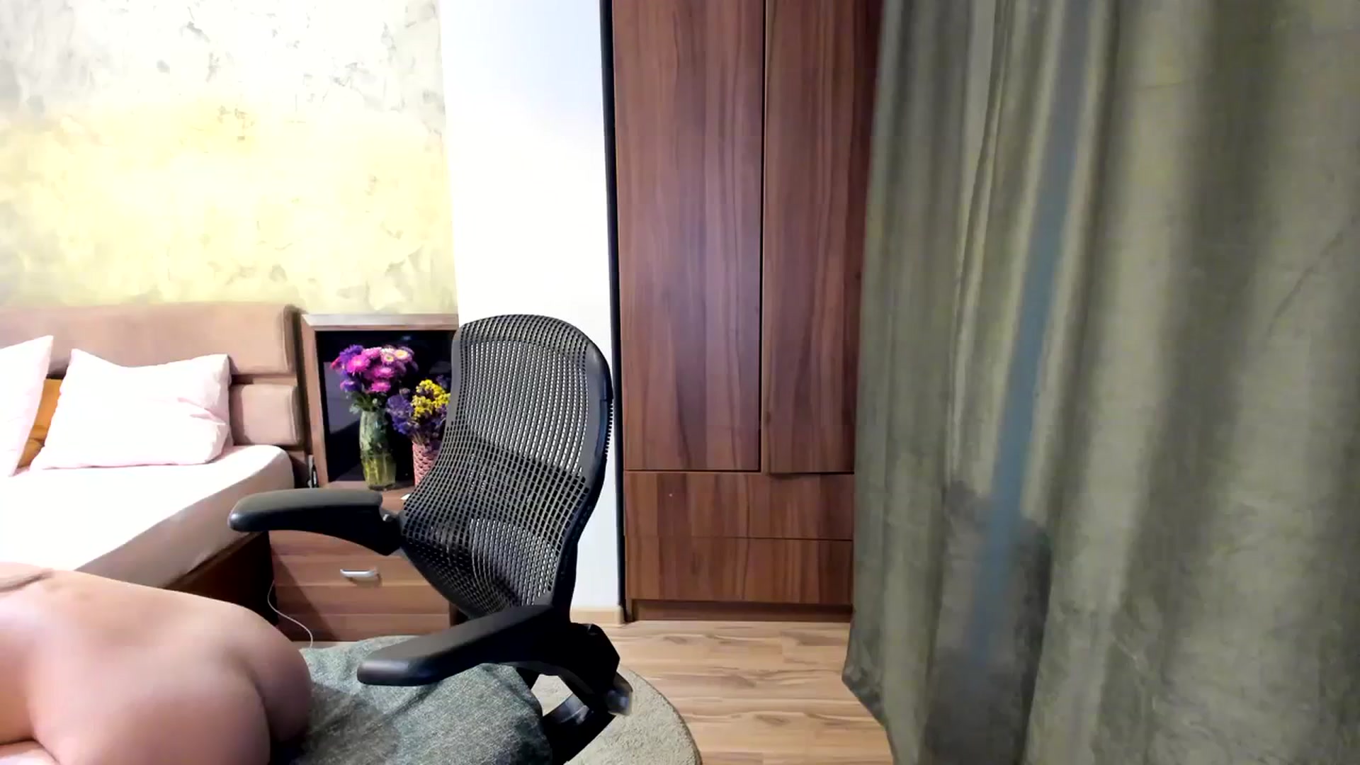 Gallery image thumbnail from DebbyPaige's myfreecams stream on, 09/20/2023, 06:48 image 13 of 20
