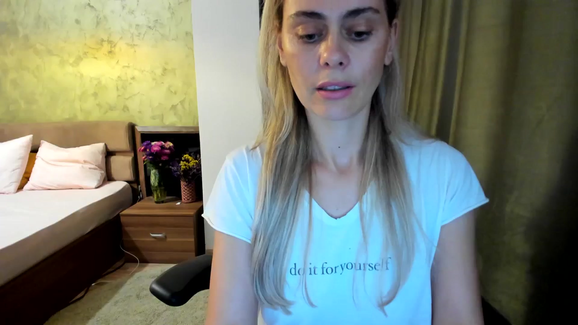 Gallery image thumbnail from DebbyPaige's myfreecams stream on, 09/20/2023, 10:27 image 16 of 20