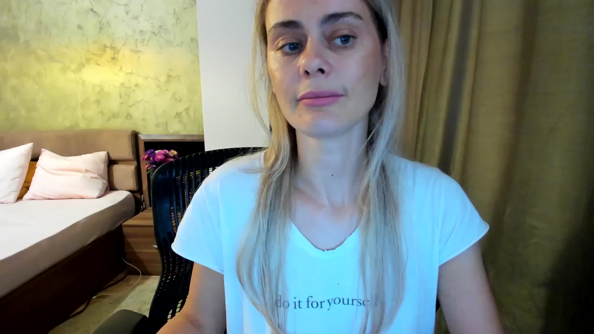 Gallery image thumbnail from DebbyPaige's myfreecams stream on, 09/20/2023, 10:27 image 12 of 20