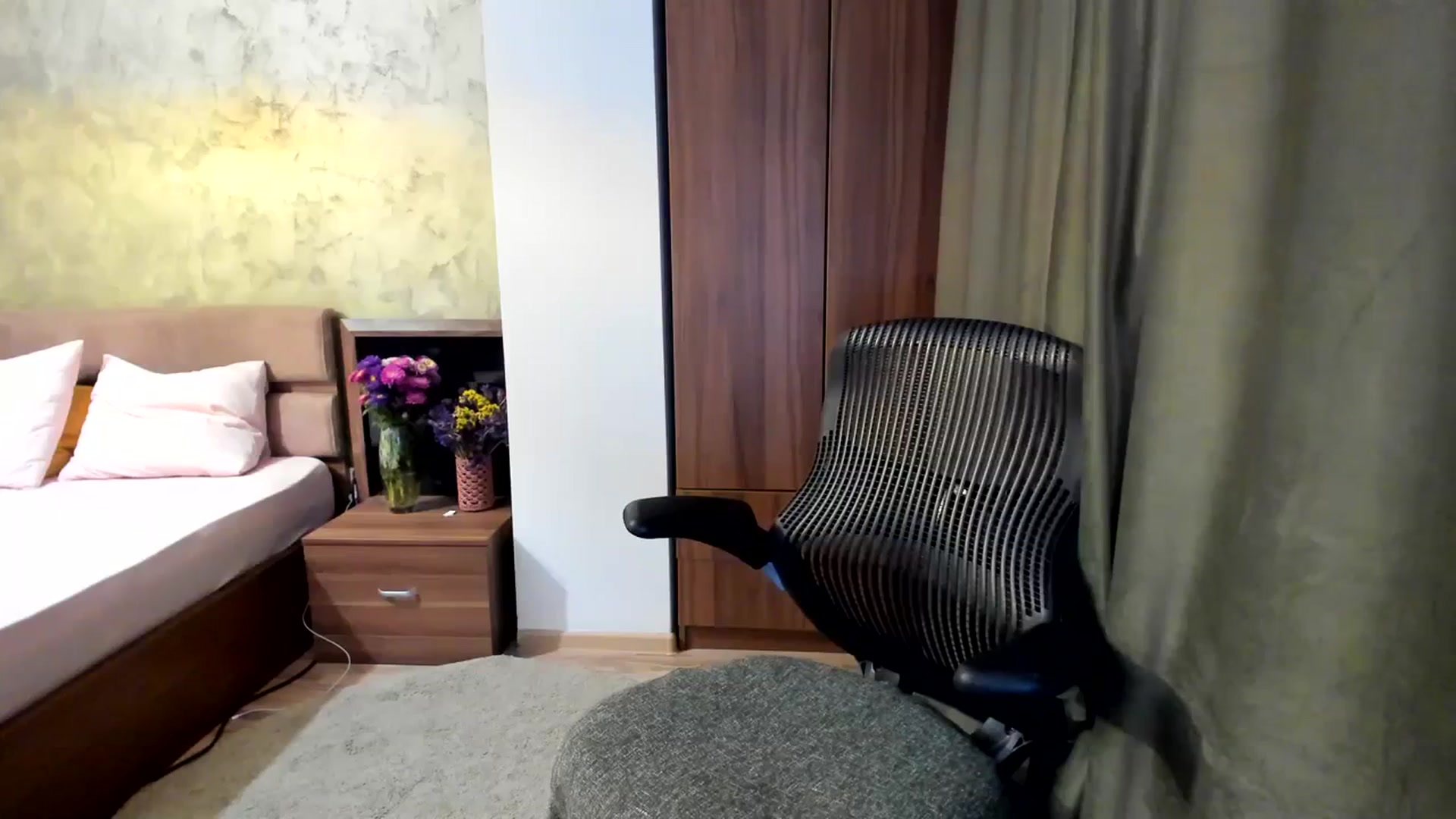 Gallery image thumbnail from DebbyPaige's myfreecams stream on, 09/20/2023, 10:27 image 19 of 20
