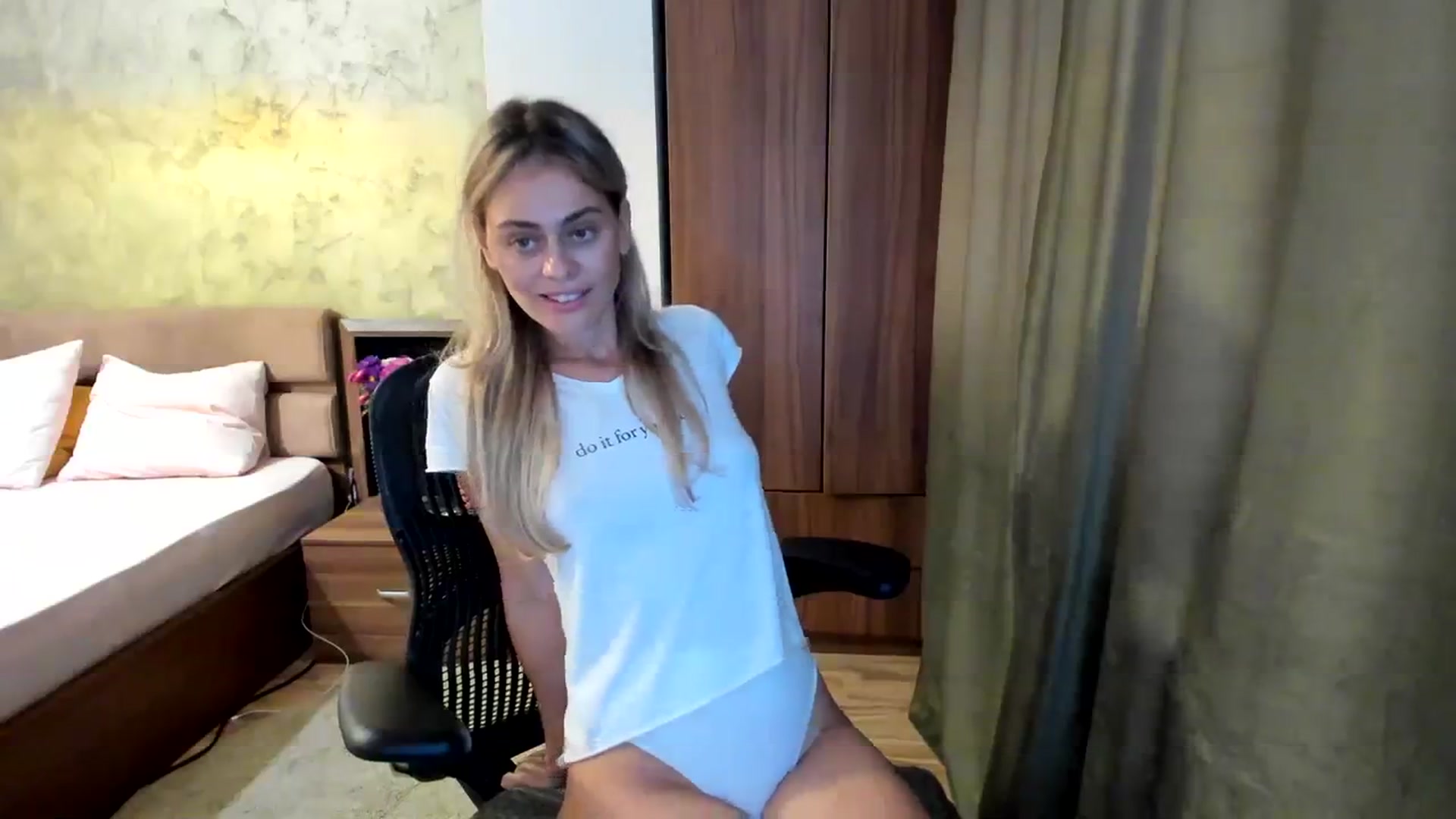 Gallery image thumbnail from DebbyPaige's myfreecams stream on, 09/20/2023, 10:27 image 15 of 20