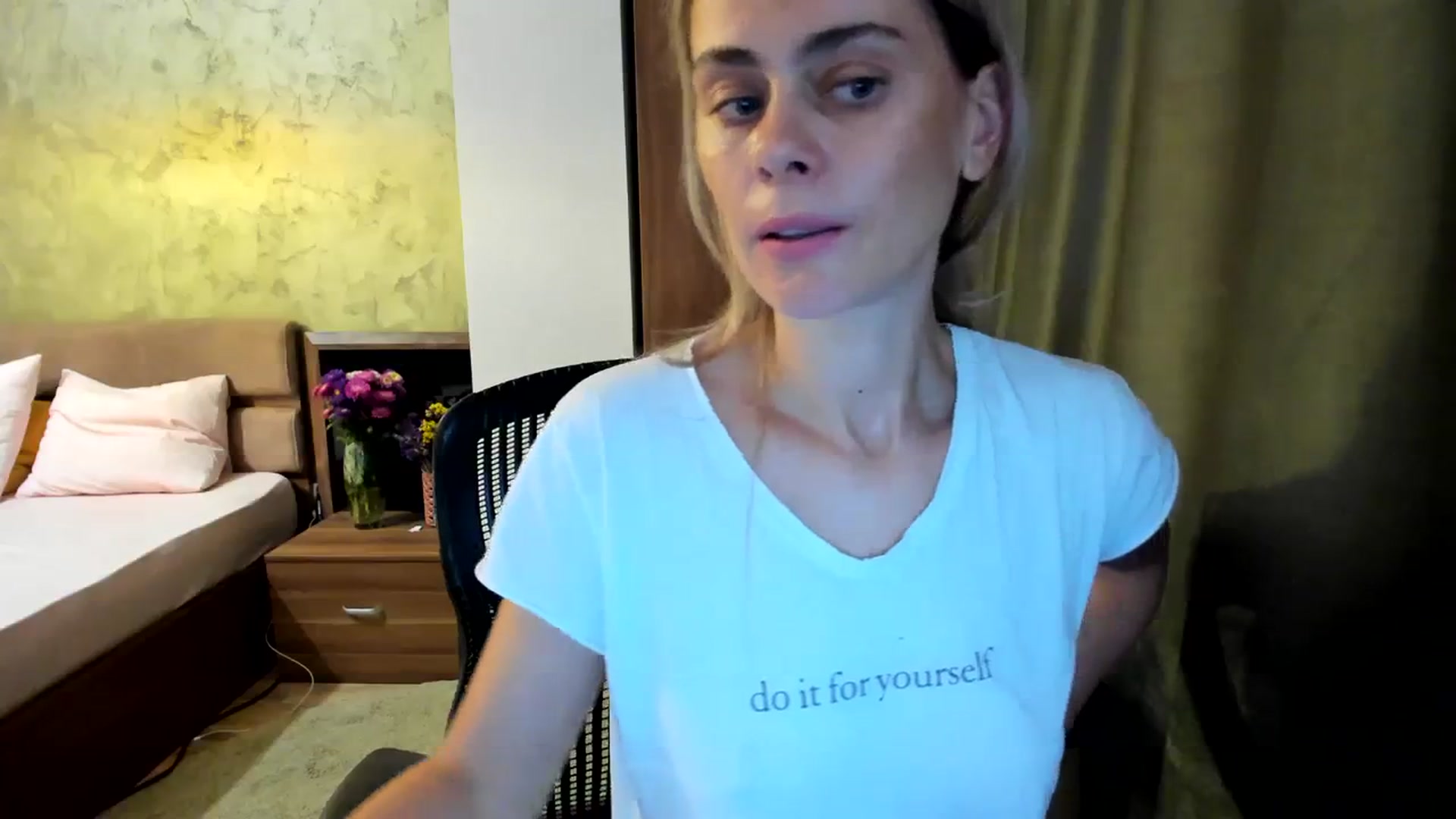 Gallery image thumbnail from DebbyPaige's myfreecams stream on, 09/20/2023, 10:27 image 8 of 20