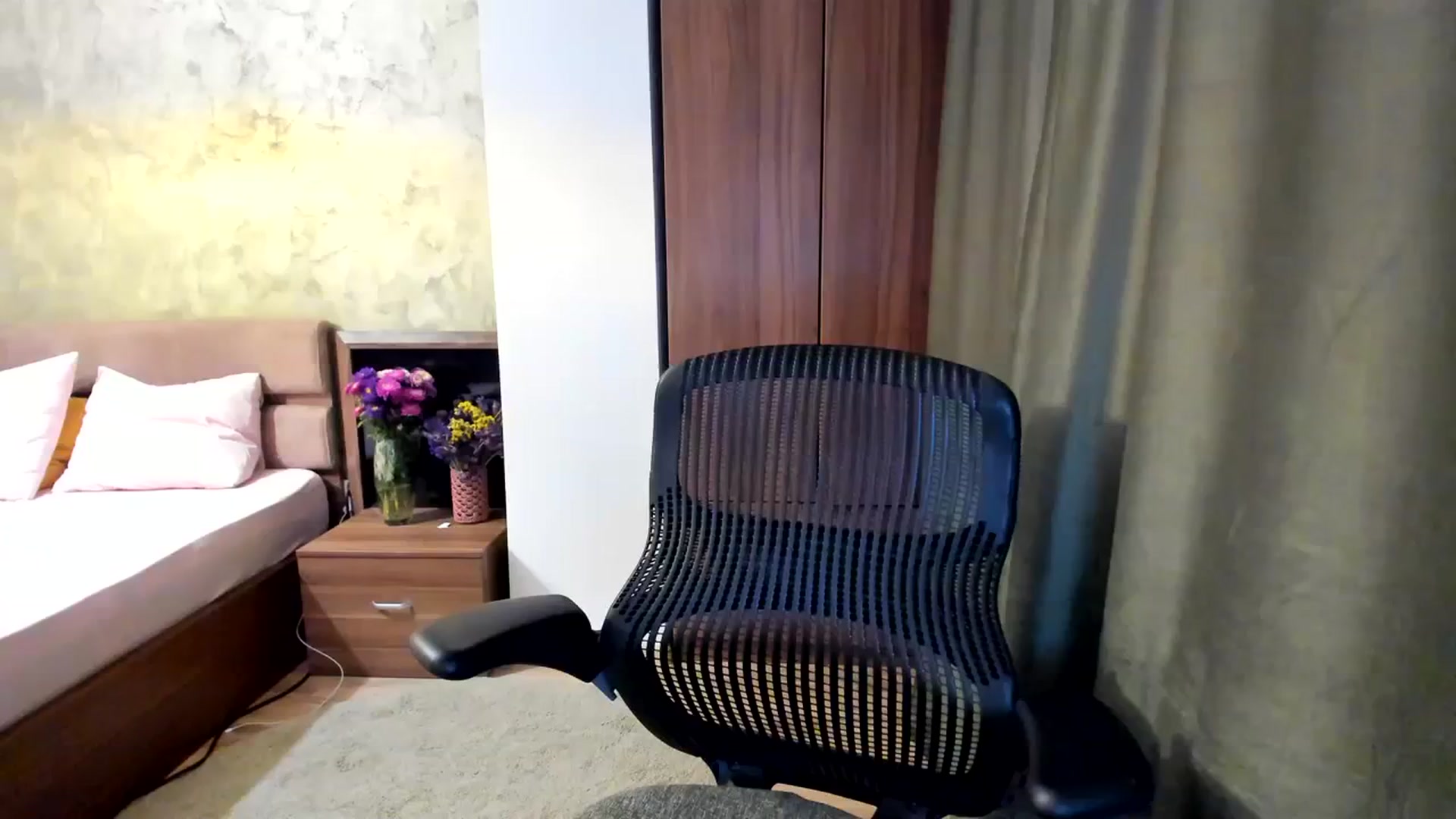 Gallery image thumbnail from DebbyPaige's myfreecams stream on, 09/20/2023, 10:27 image 4 of 20