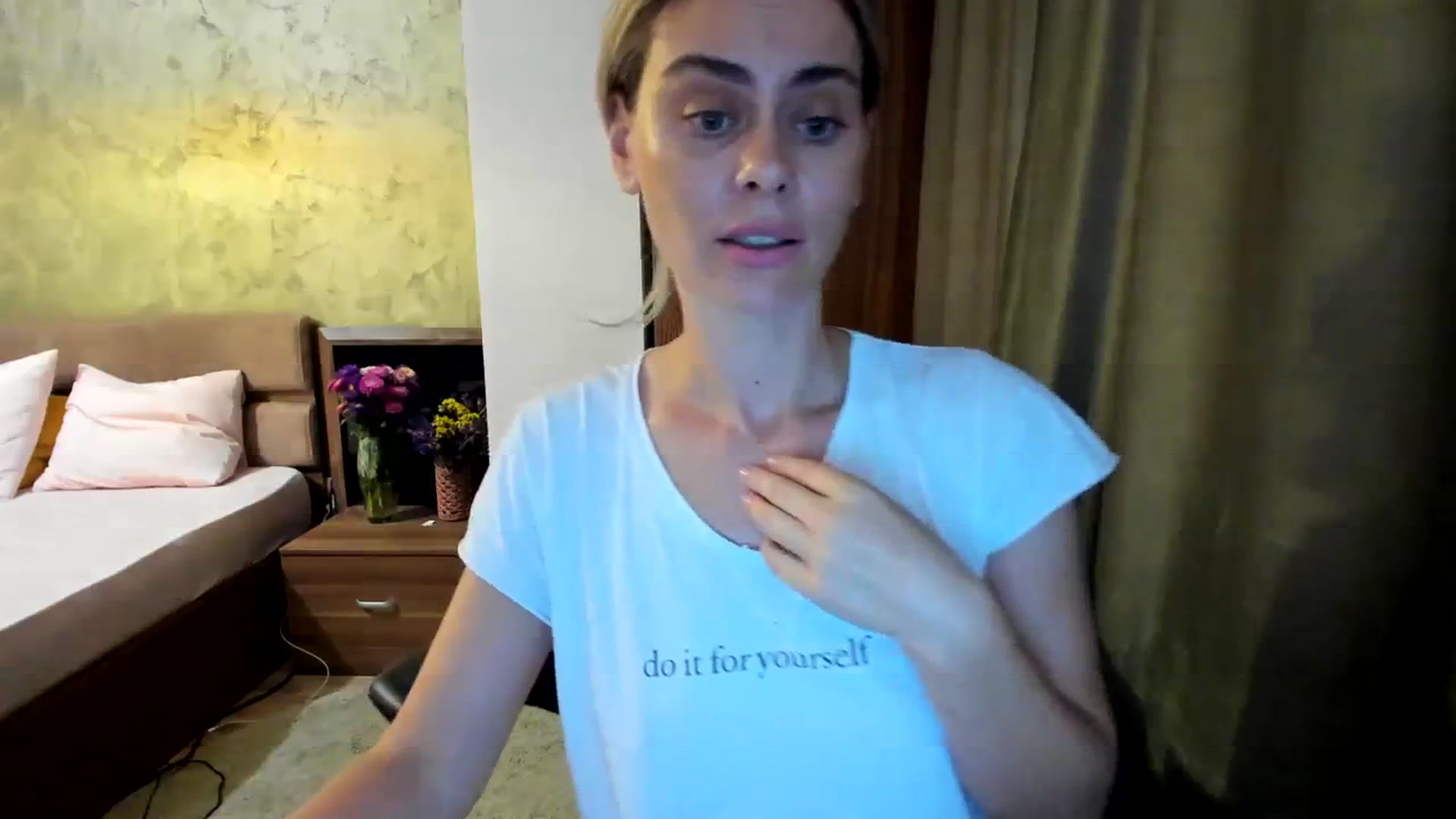 Gallery image thumbnail from DebbyPaige's myfreecams stream on, 09/20/2023, 10:27 image 2 of 20