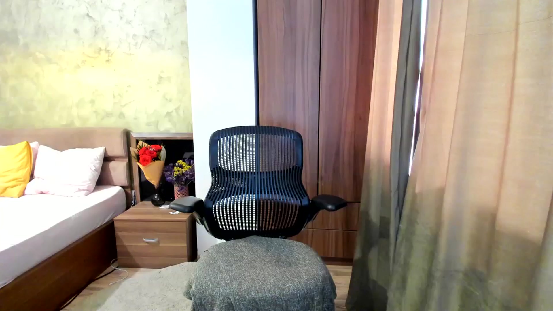 Gallery image thumbnail from DebbyPaige's myfreecams stream on, 09/27/2023, 07:55 image 8 of 20