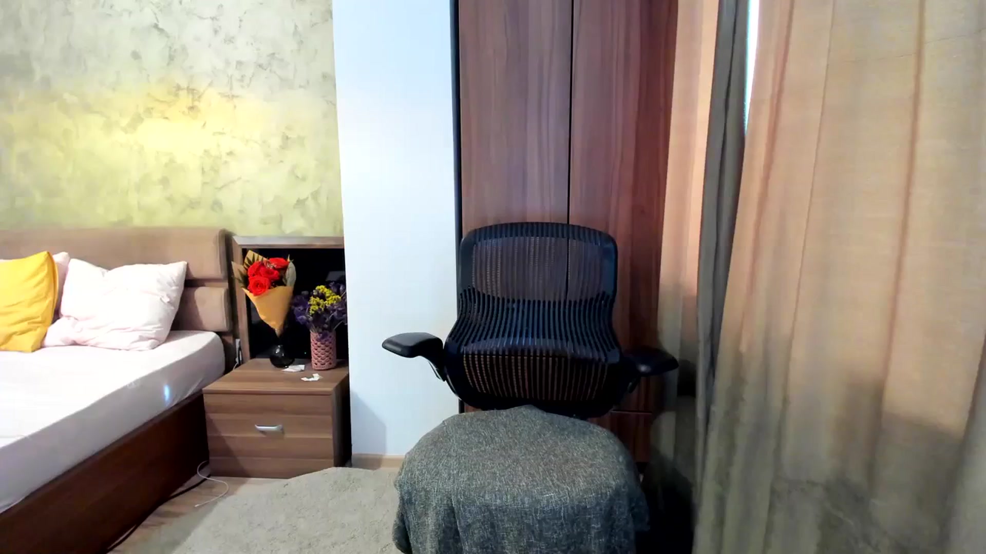 Gallery image thumbnail from DebbyPaige's myfreecams stream on, 09/27/2023, 07:55 image 16 of 20