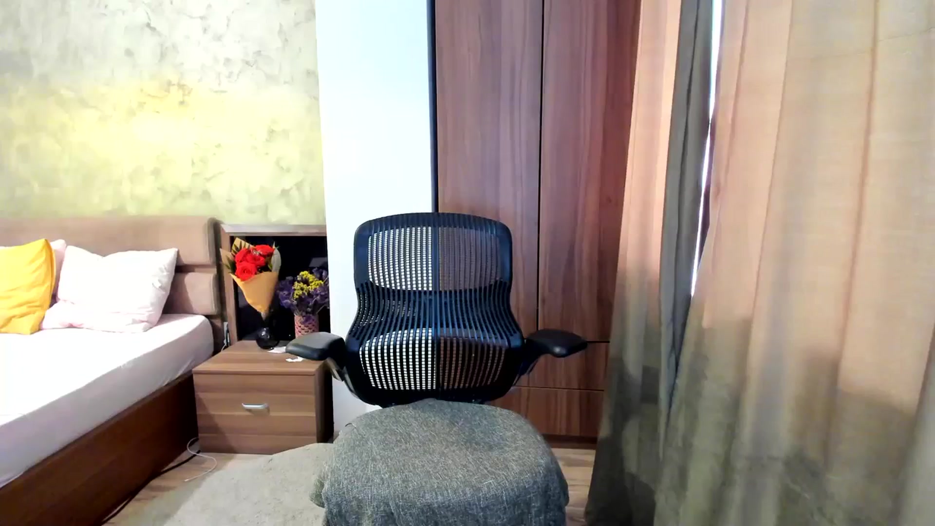 Gallery image thumbnail from DebbyPaige's myfreecams stream on, 09/27/2023, 07:55 image 10 of 20