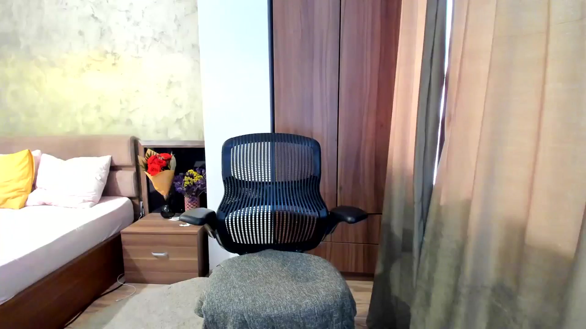 Gallery image thumbnail from DebbyPaige's myfreecams stream on, 09/27/2023, 07:55 image 11 of 20
