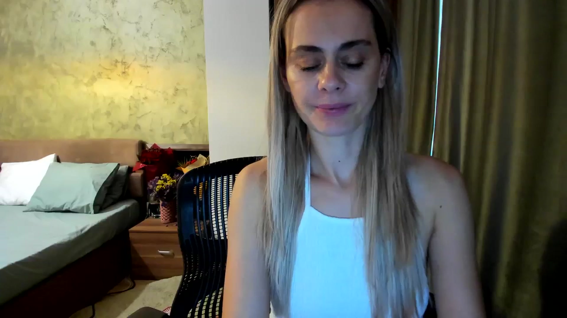 Gallery image thumbnail from DebbyPaige's myfreecams stream on, 09/29/2023, 13:02 image 10 of 20