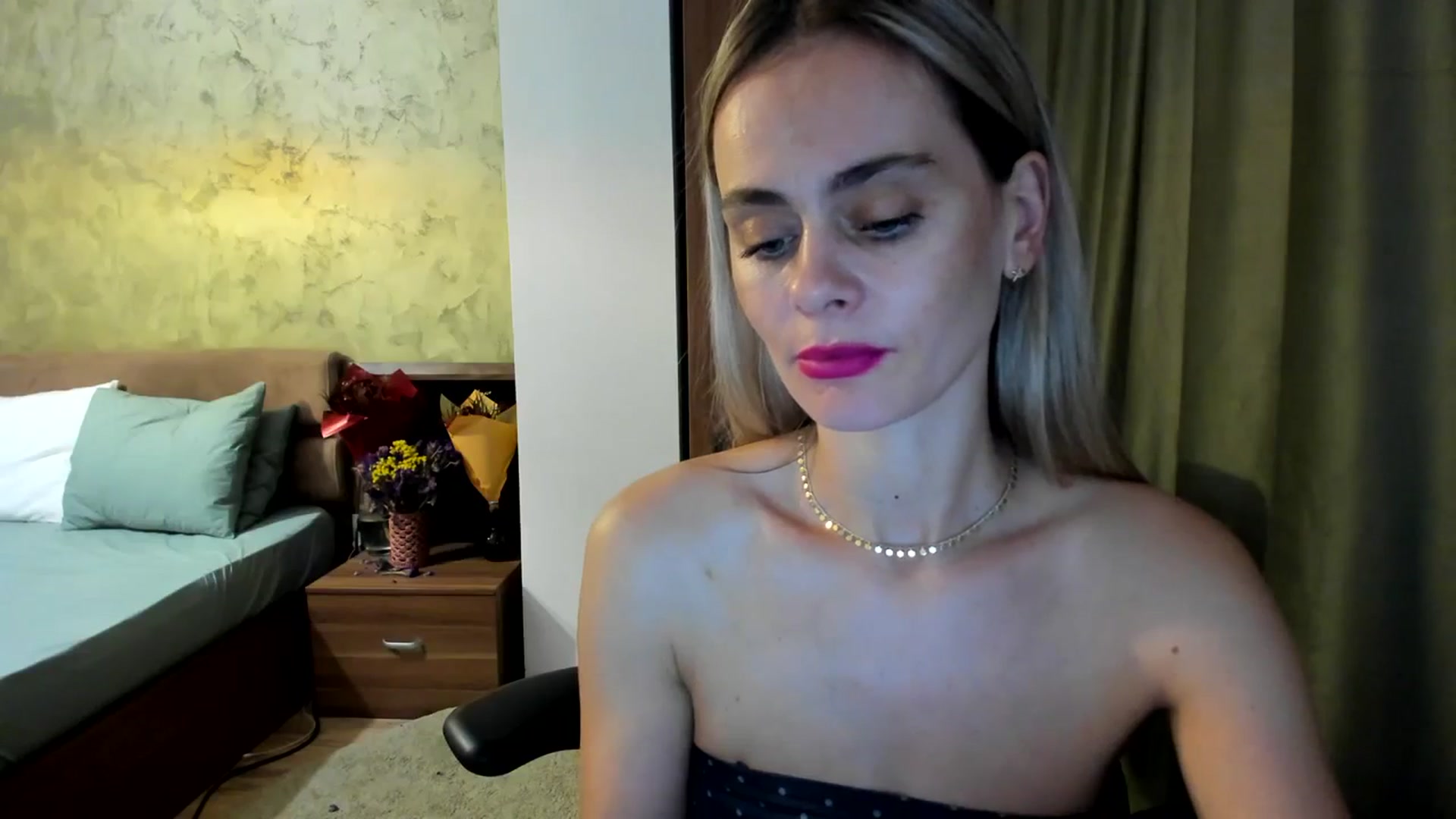 Gallery image thumbnail from DebbyPaige's myfreecams stream on, 10/02/2023, 12:35 image 3 of 20