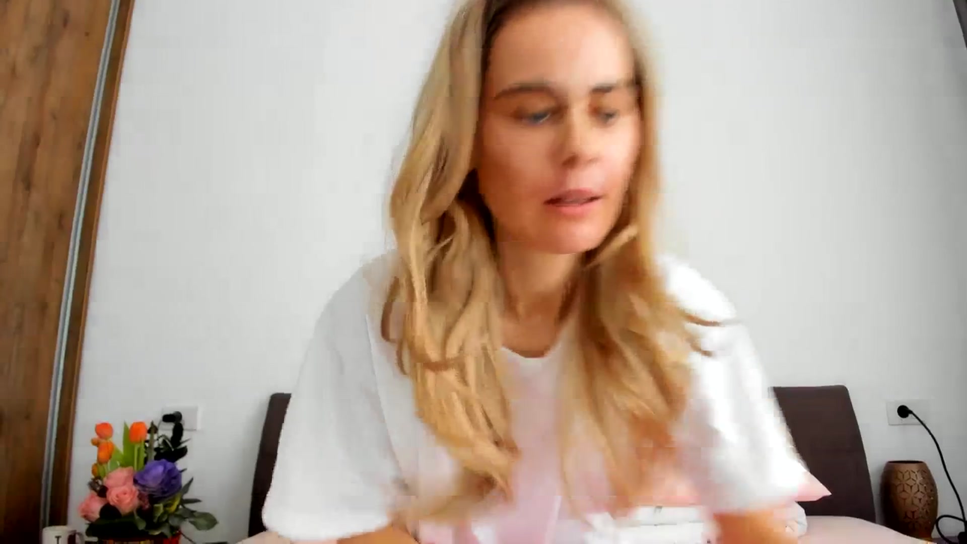 Gallery image thumbnail from DebbyPaige's myfreecams stream on, 11/19/2023, 09:45 image 4 of 20