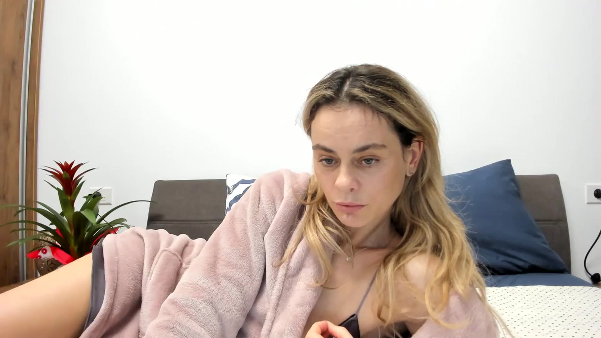 Gallery image thumbnail from DebbyPaige's myfreecams stream on, 01/08/2024, 13:01 image 8 of 20