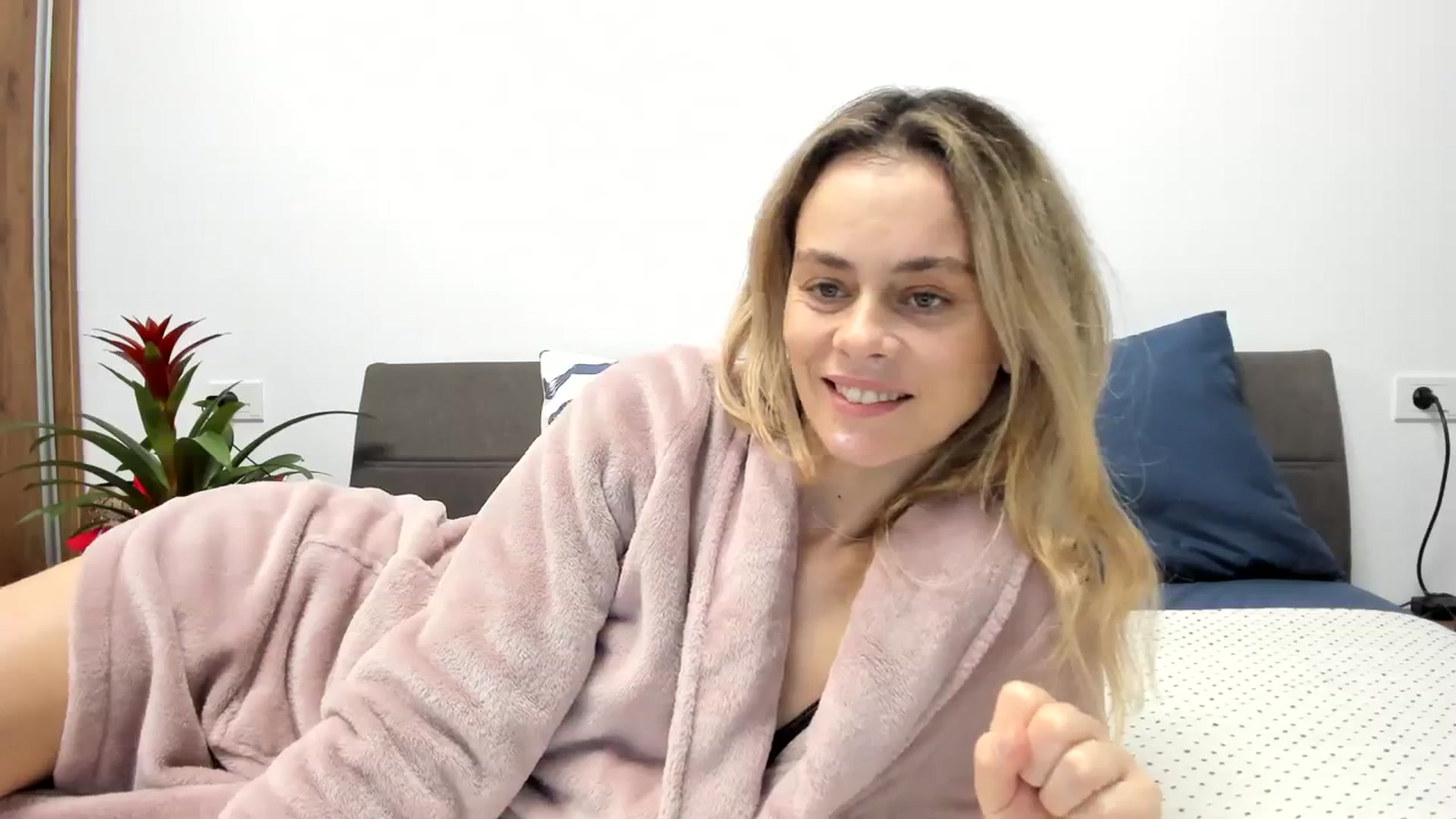 Gallery image thumbnail from DebbyPaige's myfreecams stream on, 01/08/2024, 13:01 image 2 of 20