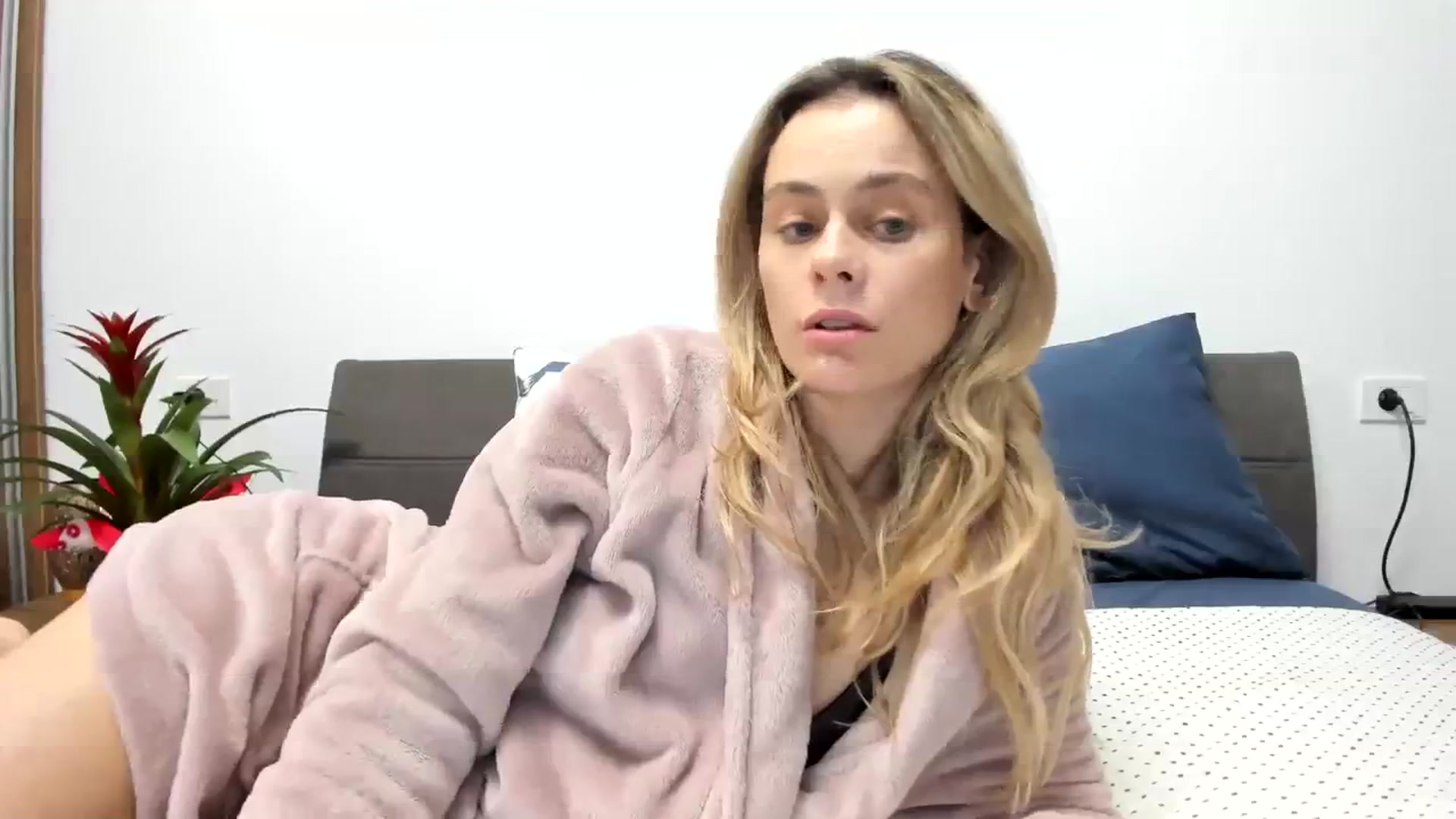Gallery image thumbnail from DebbyPaige's myfreecams stream on, 01/08/2024, 13:01 image 3 of 20