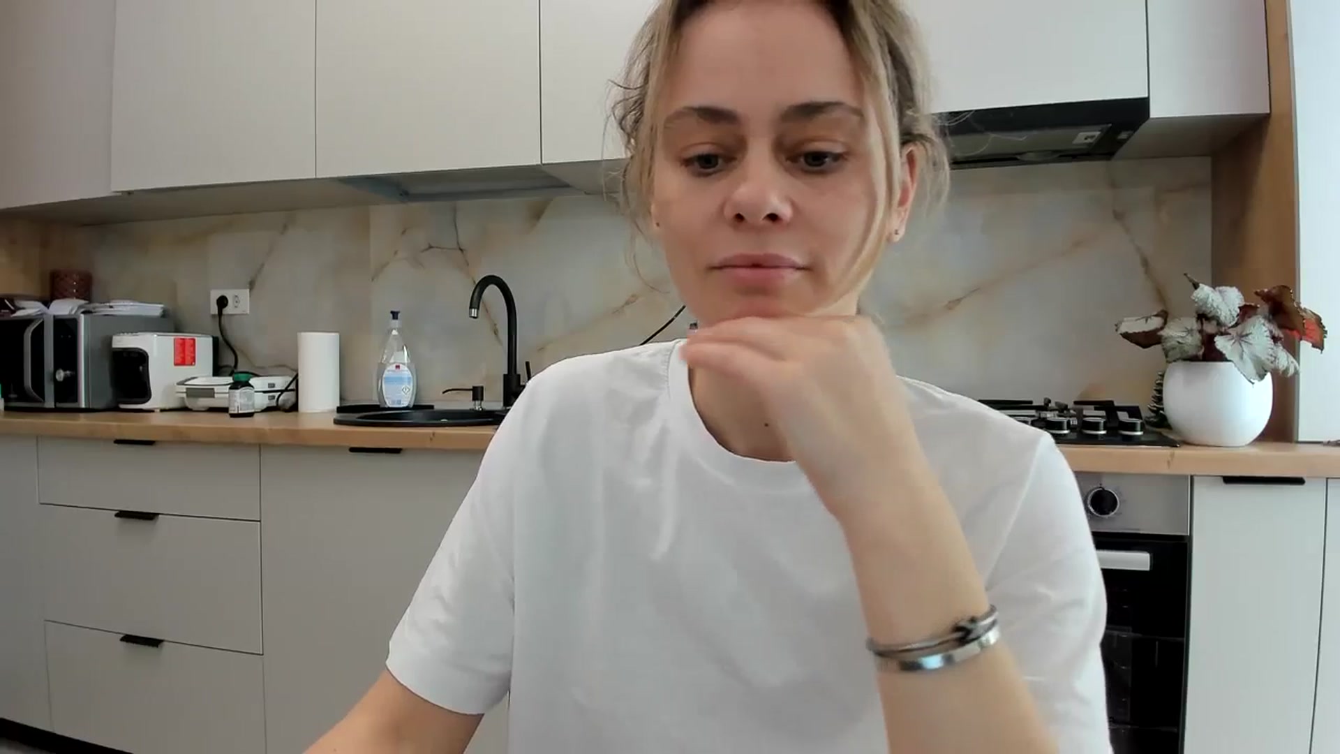 Gallery image thumbnail from DebbyPaige's myfreecams stream on, 02/19/2024, 11:48 image 3 of 20