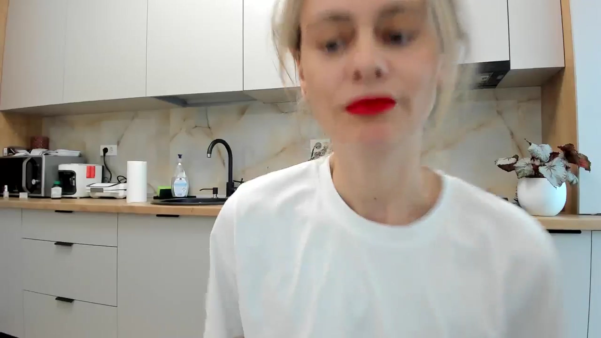 Gallery image thumbnail from DebbyPaige's myfreecams stream on, 02/19/2024, 15:25 image 16 of 20